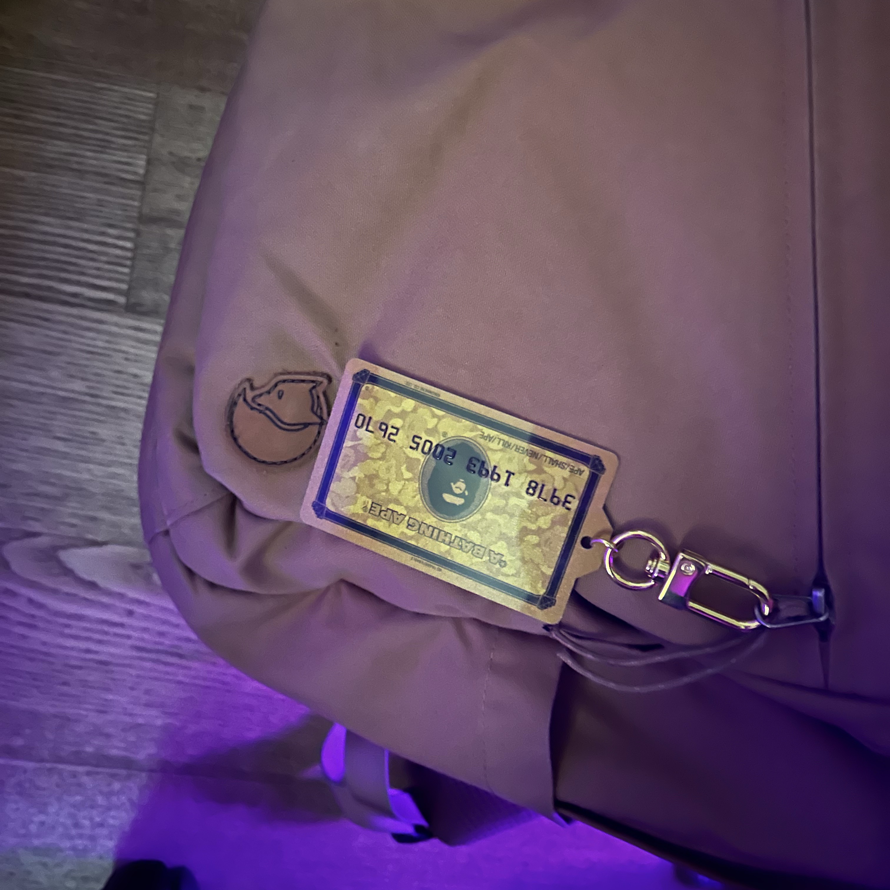 BAPE Card Keychain Gold 착용 스타일