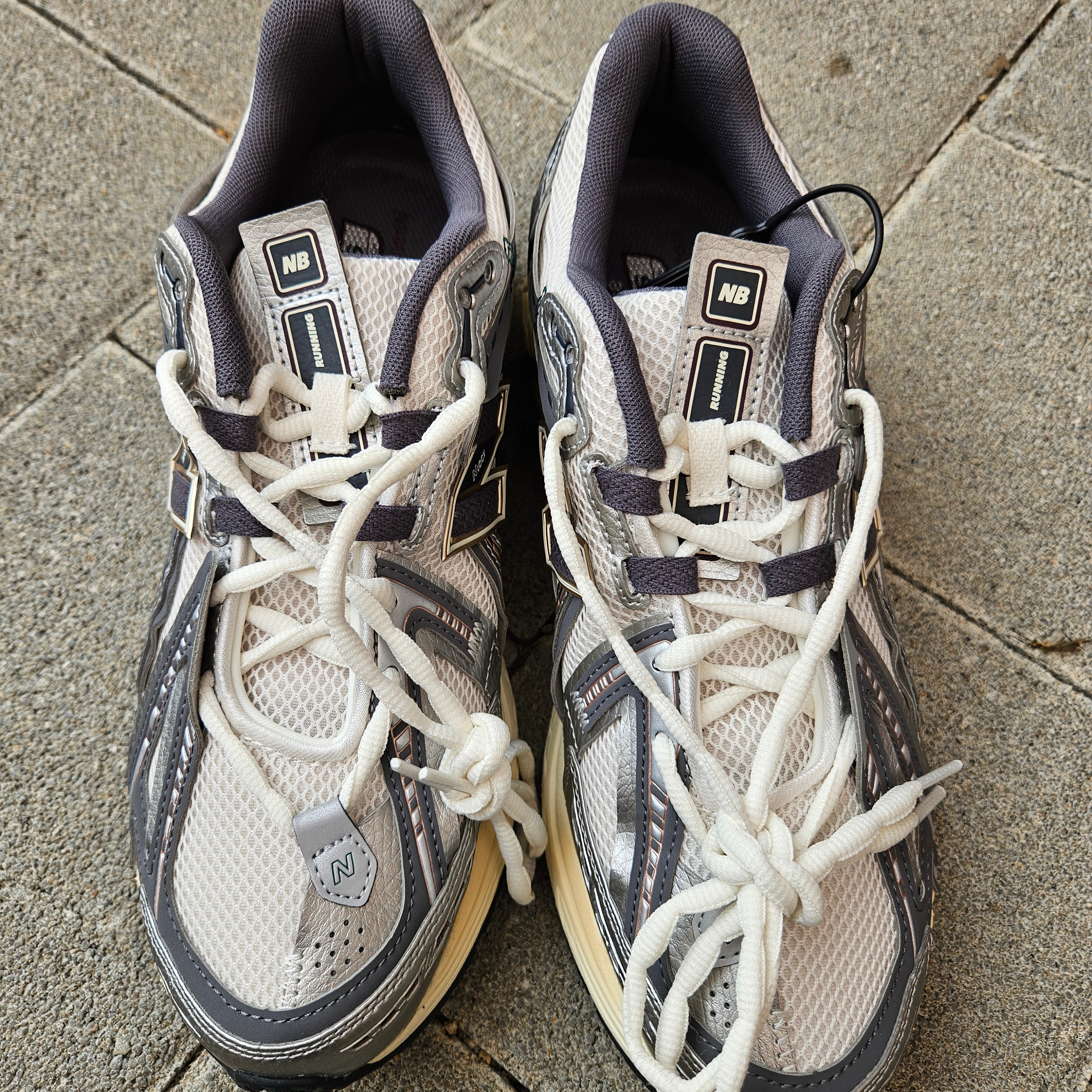 New Balance 1906A Silver Metallic Castlerock 착용 스타일