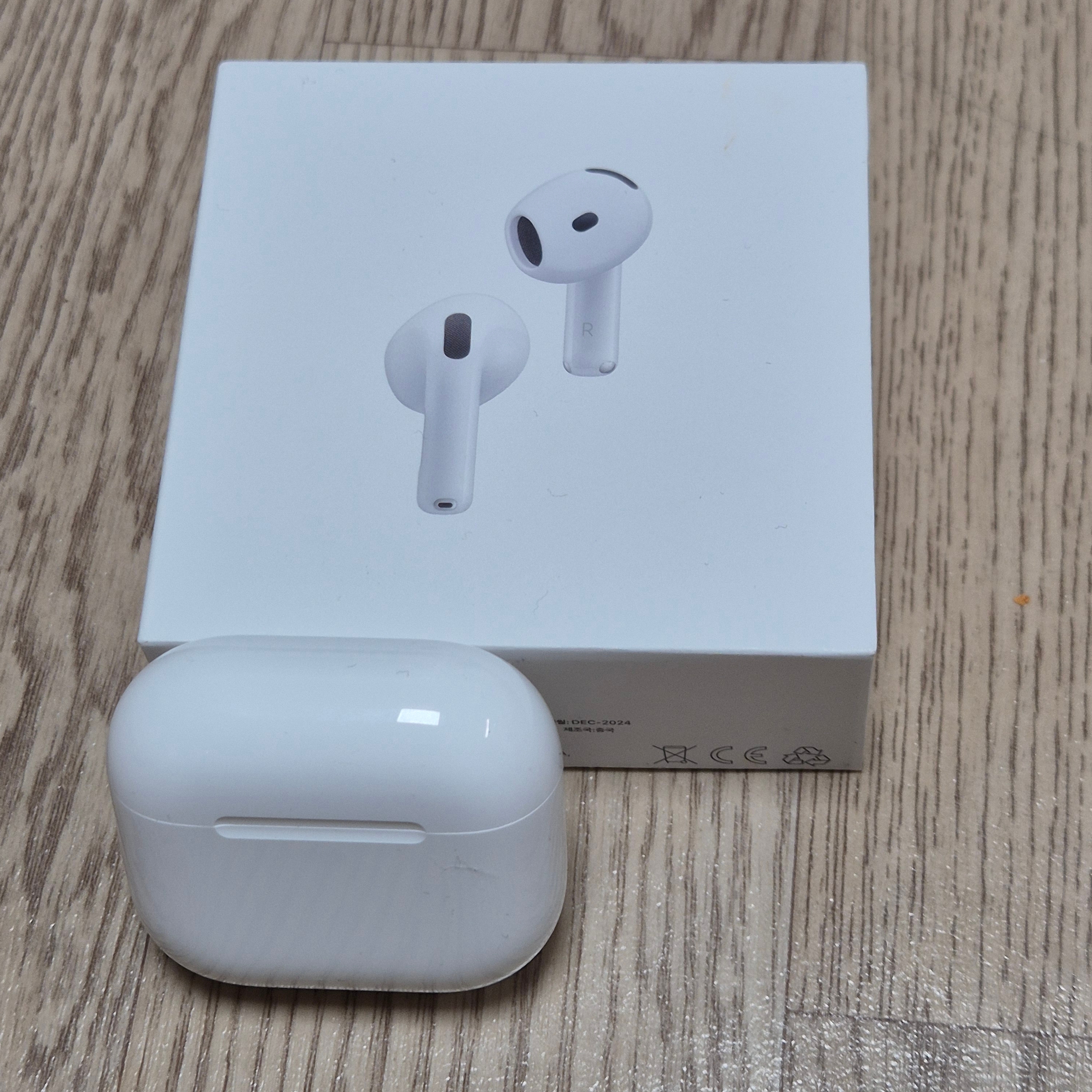 Apple AirPods 4th Gen with Active Noise Cancellation (Korean Ver.) 착용 스타일