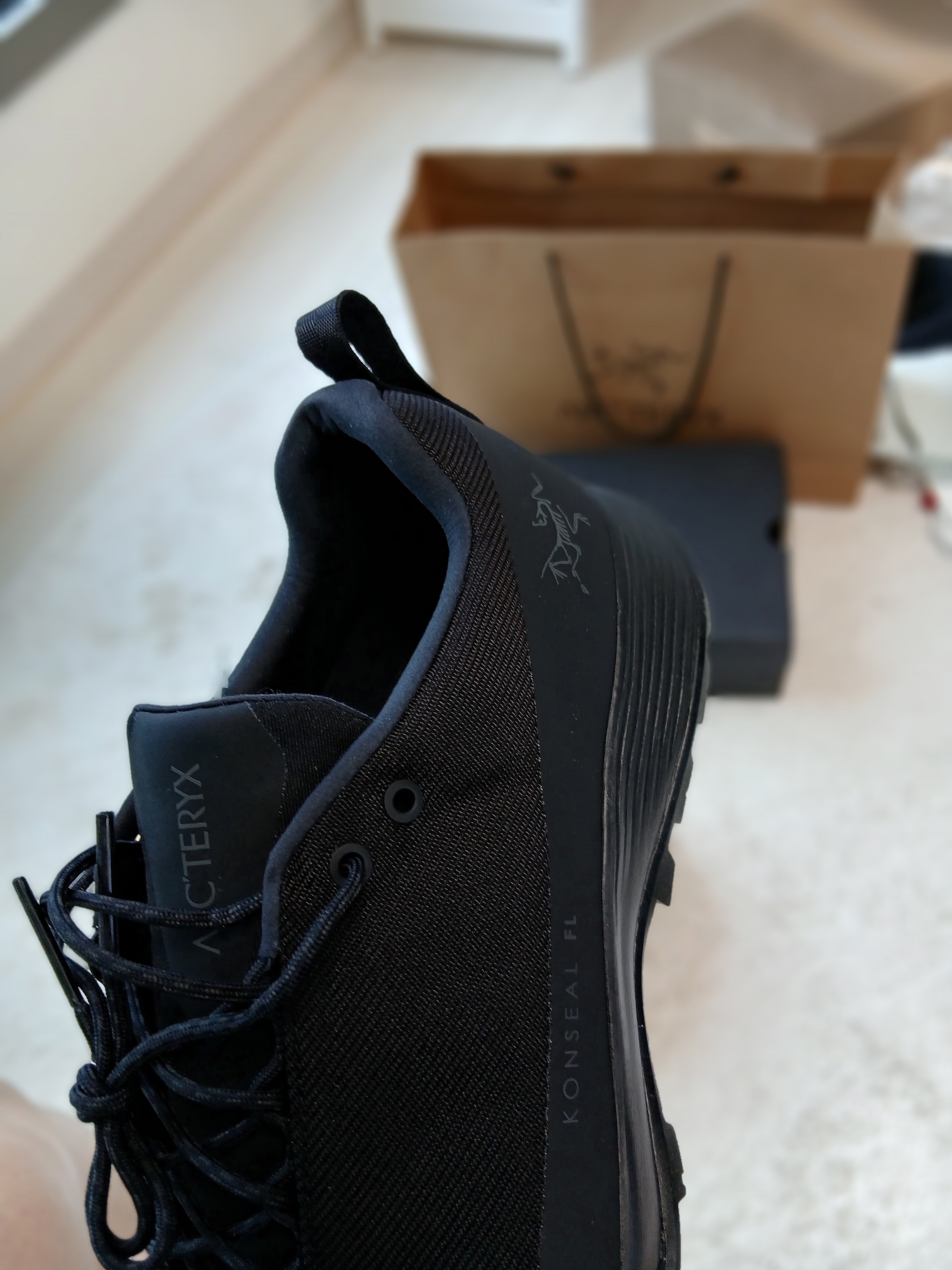 Arc'teryx Konseal FL 2 Black Carbon Copy 착용 스타일 - 3