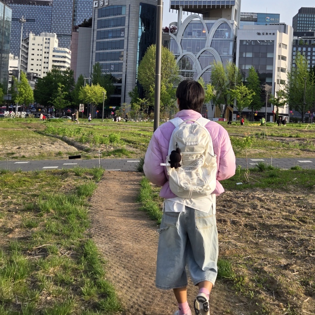 Supreme Backpack White - 23FW 착용 스타일
