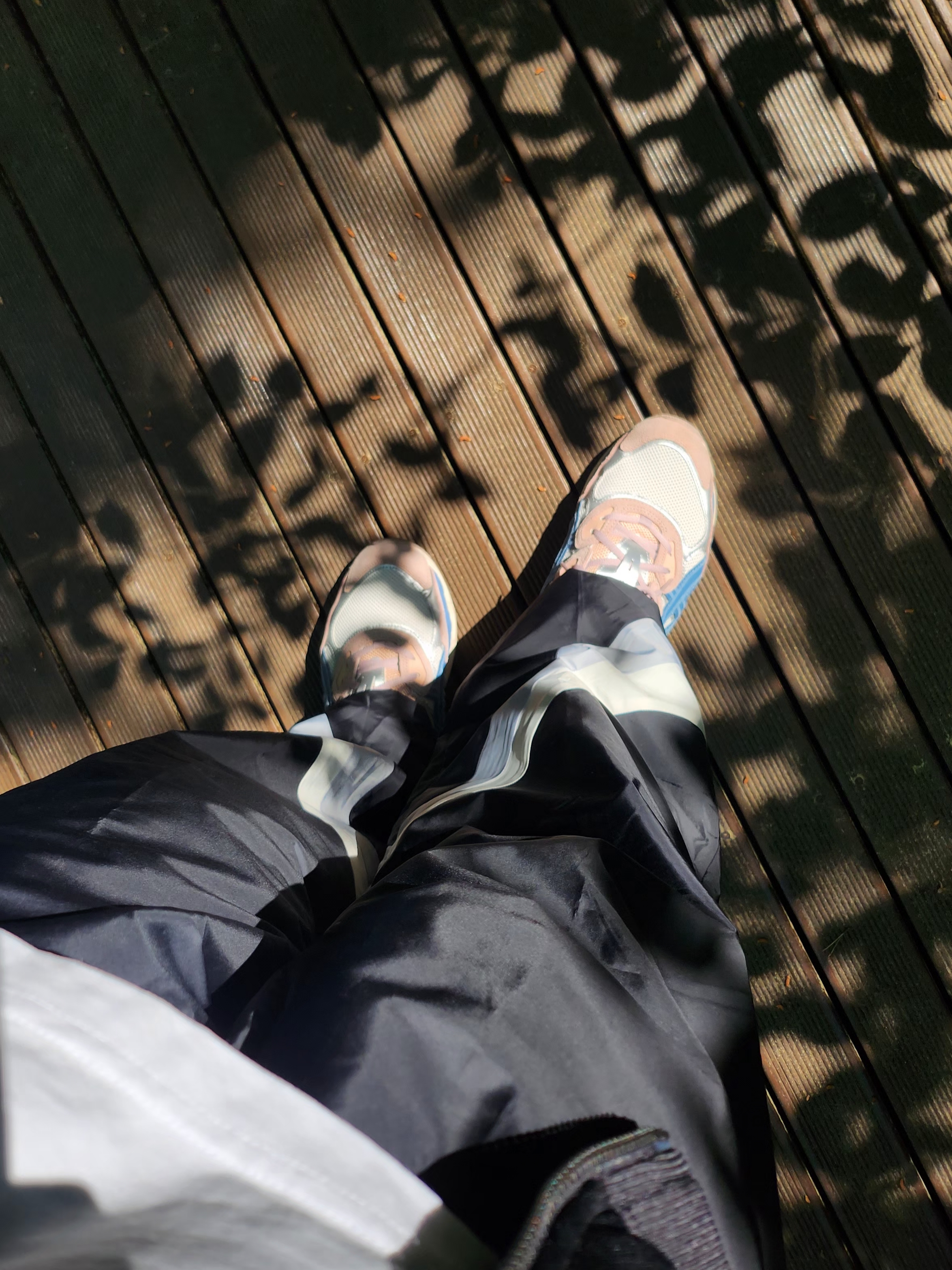 (W) Asics Gel-NYC Cream Grey Floss, Essentials x New Era E Trucker Cap Black 착용 스타일 - 3
