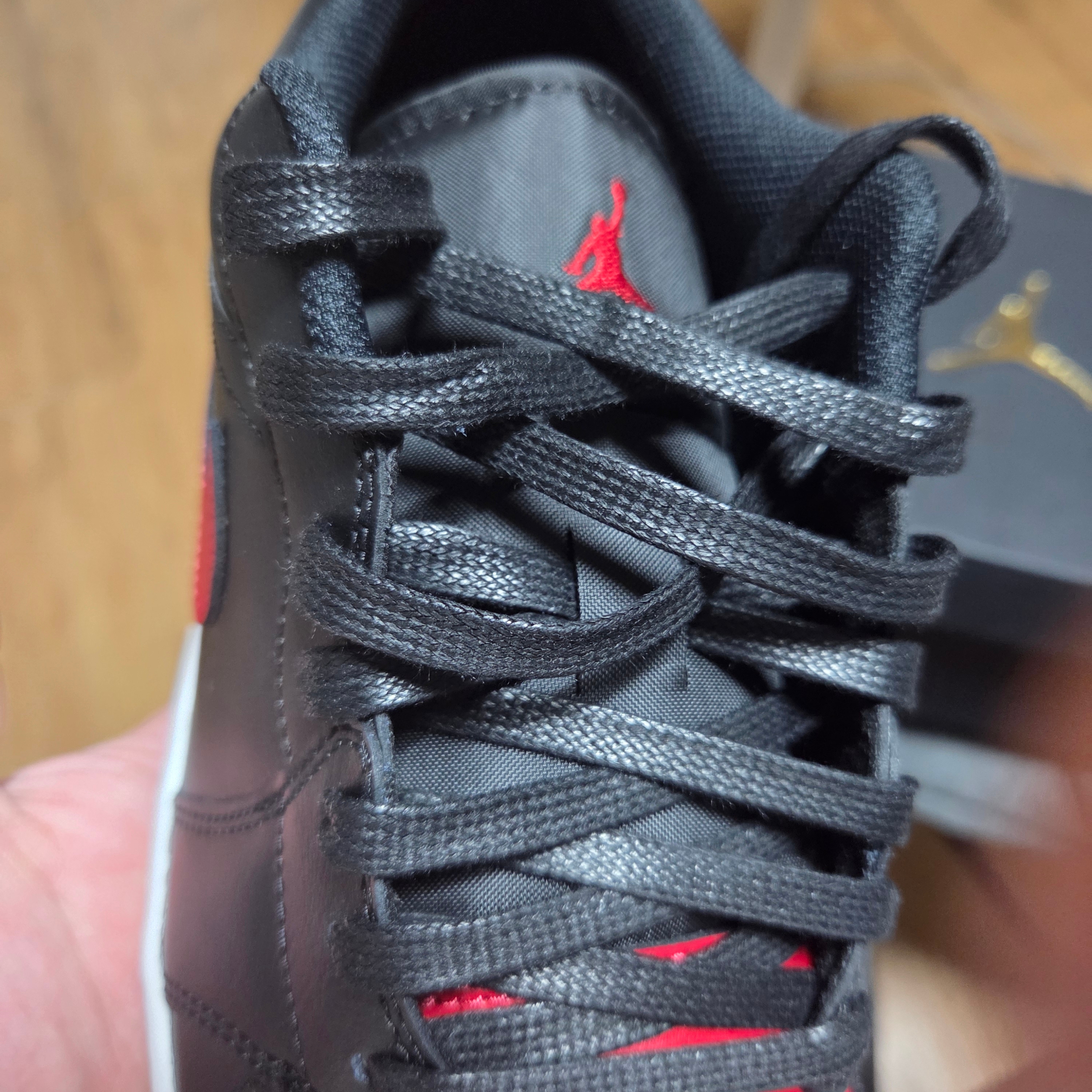 Jordan 1 Low Black Varsity Red 착용 스타일 - 1