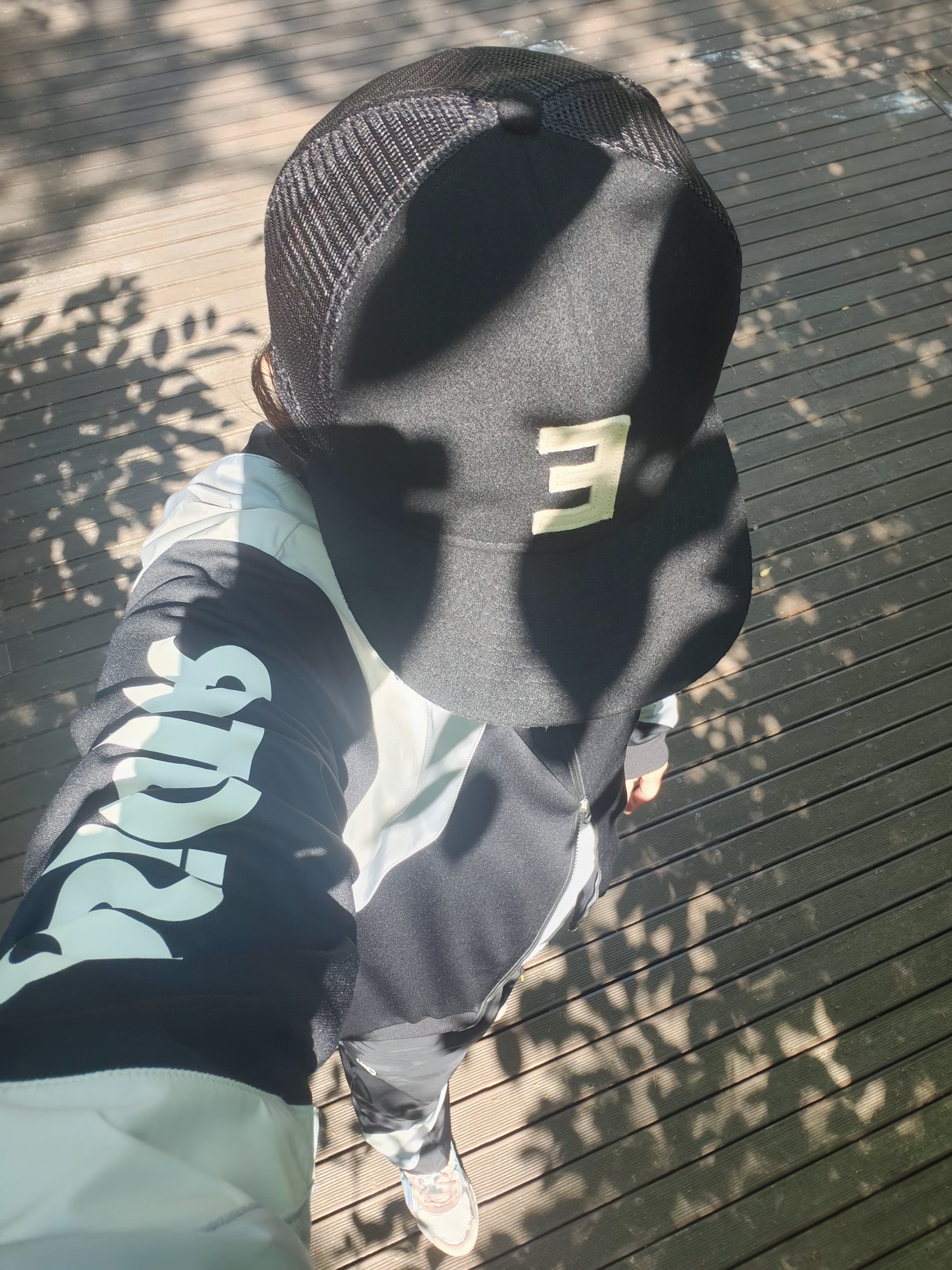 (W) Asics Gel-NYC Cream Grey Floss, Essentials x New Era E Trucker Cap Black 착용 스타일 - 2