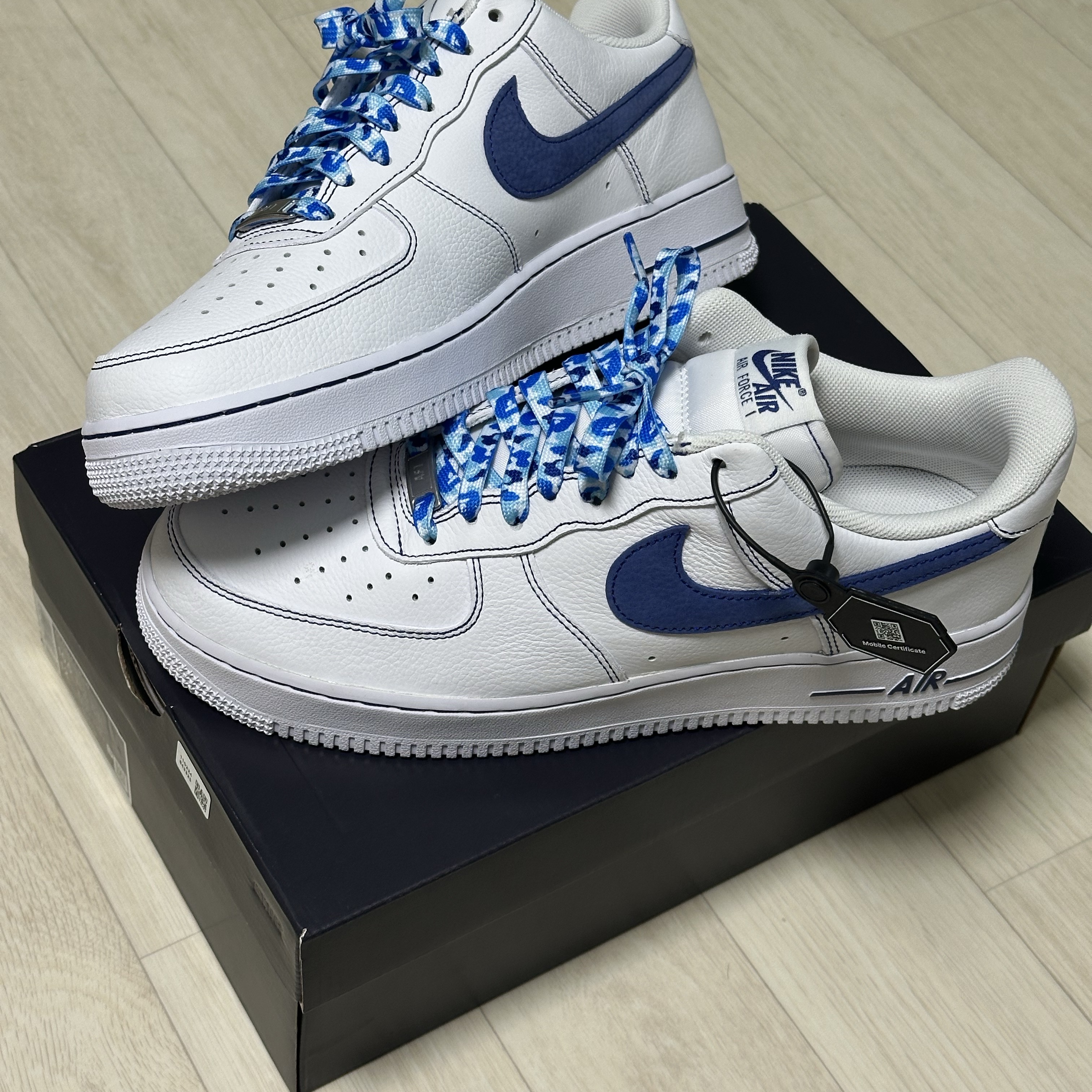 Nike Air Force 1 '07 LV8 White Deep Royal Blue 착용 스타일