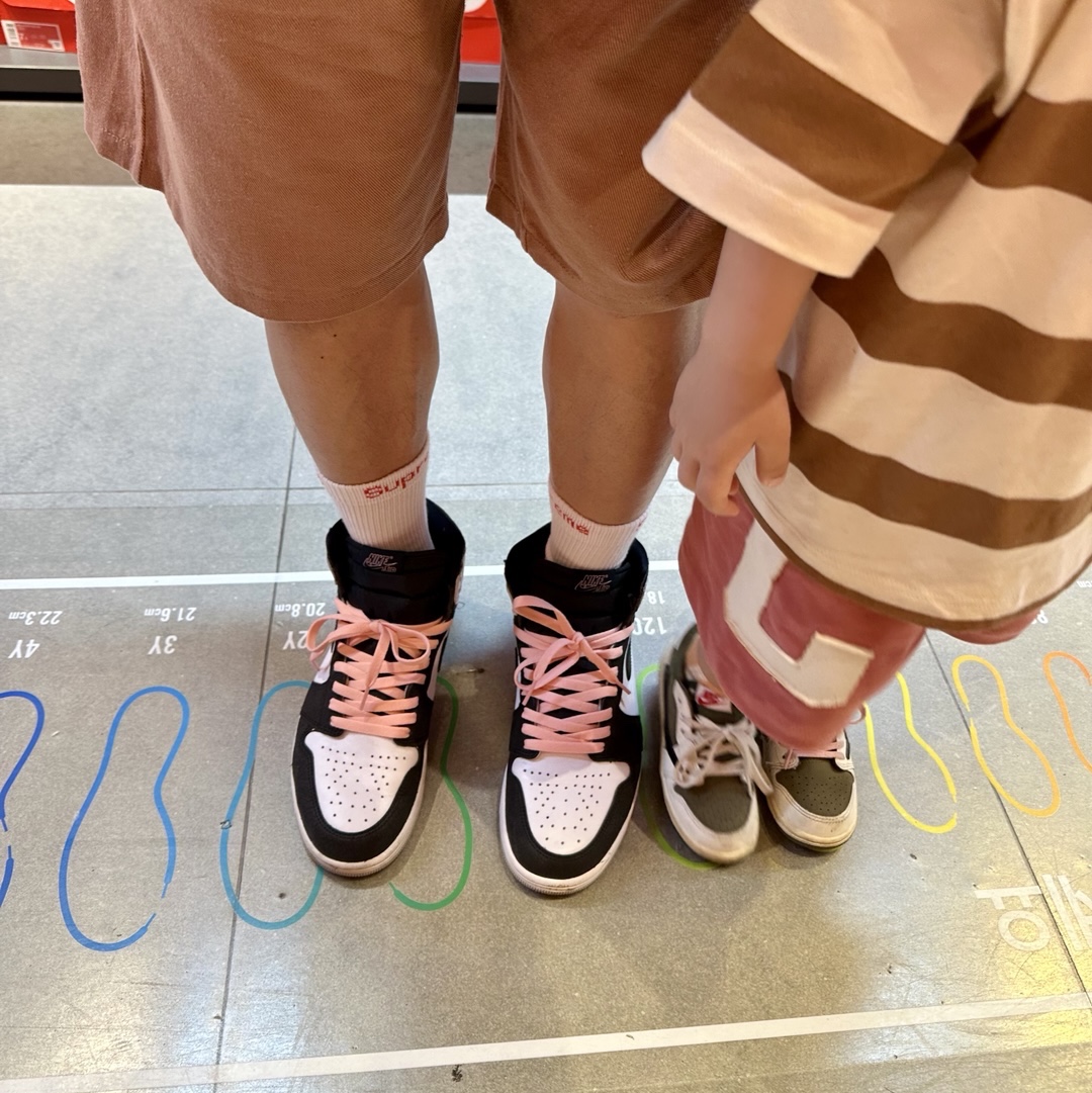Jordan 1 Retro High OG Bleached Coral, (TD) Jordan 1 x Travis Scott Retro Low OG SP Reverse Olive 착용 스타일 - 3