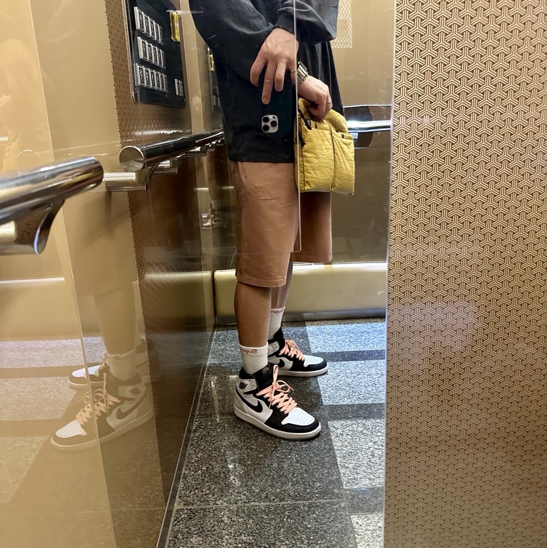 Jordan 1 Retro High OG Bleached Coral, (TD) Jordan 1 x Travis Scott Retro Low OG SP Reverse Olive 착용 스타일 - 1