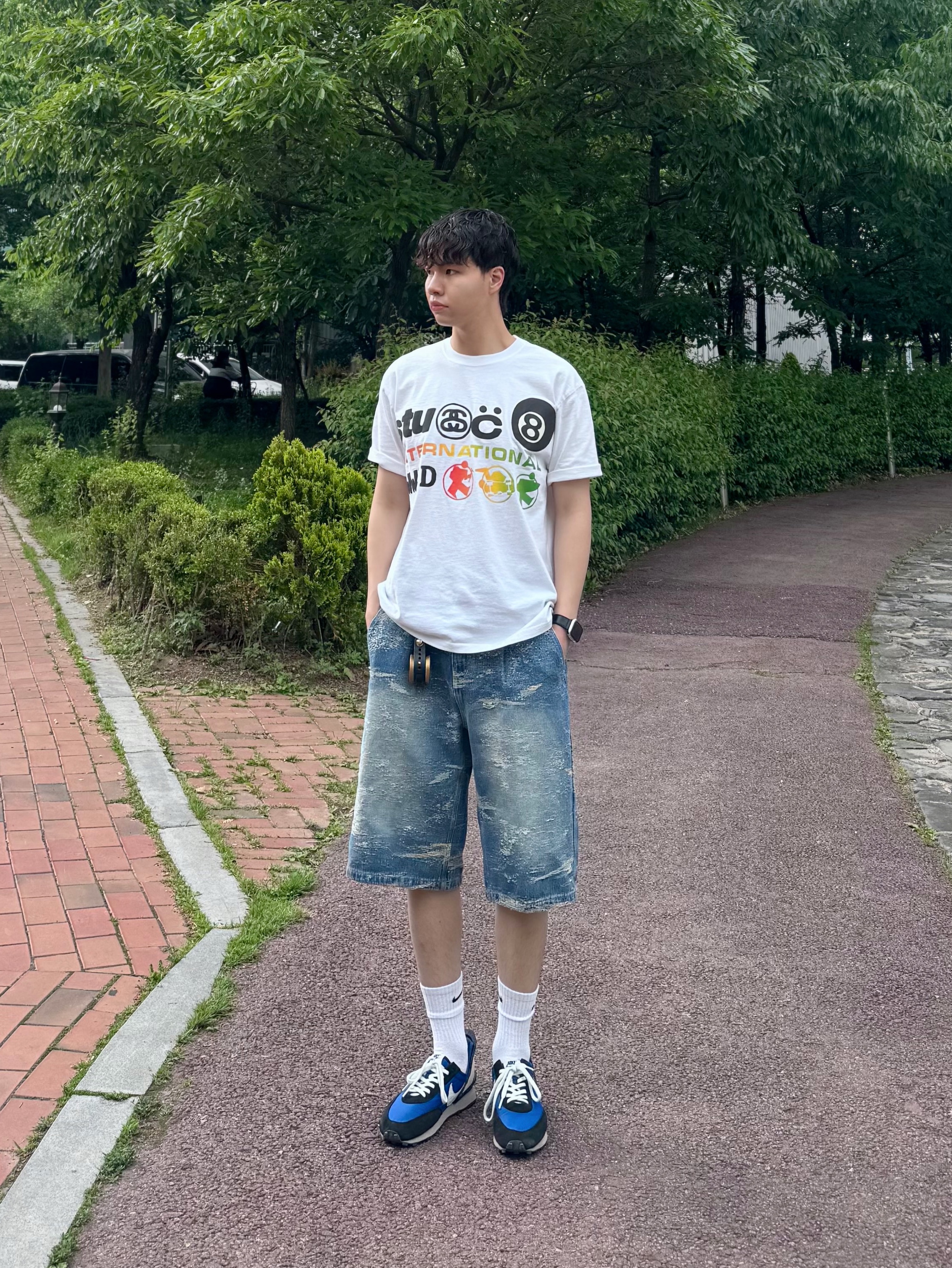 Nike x Undercover Daybreak Blue Jay, Stussy x Cactus Plant Flea Market International T-Shirt White 착용 스타일 - 3
