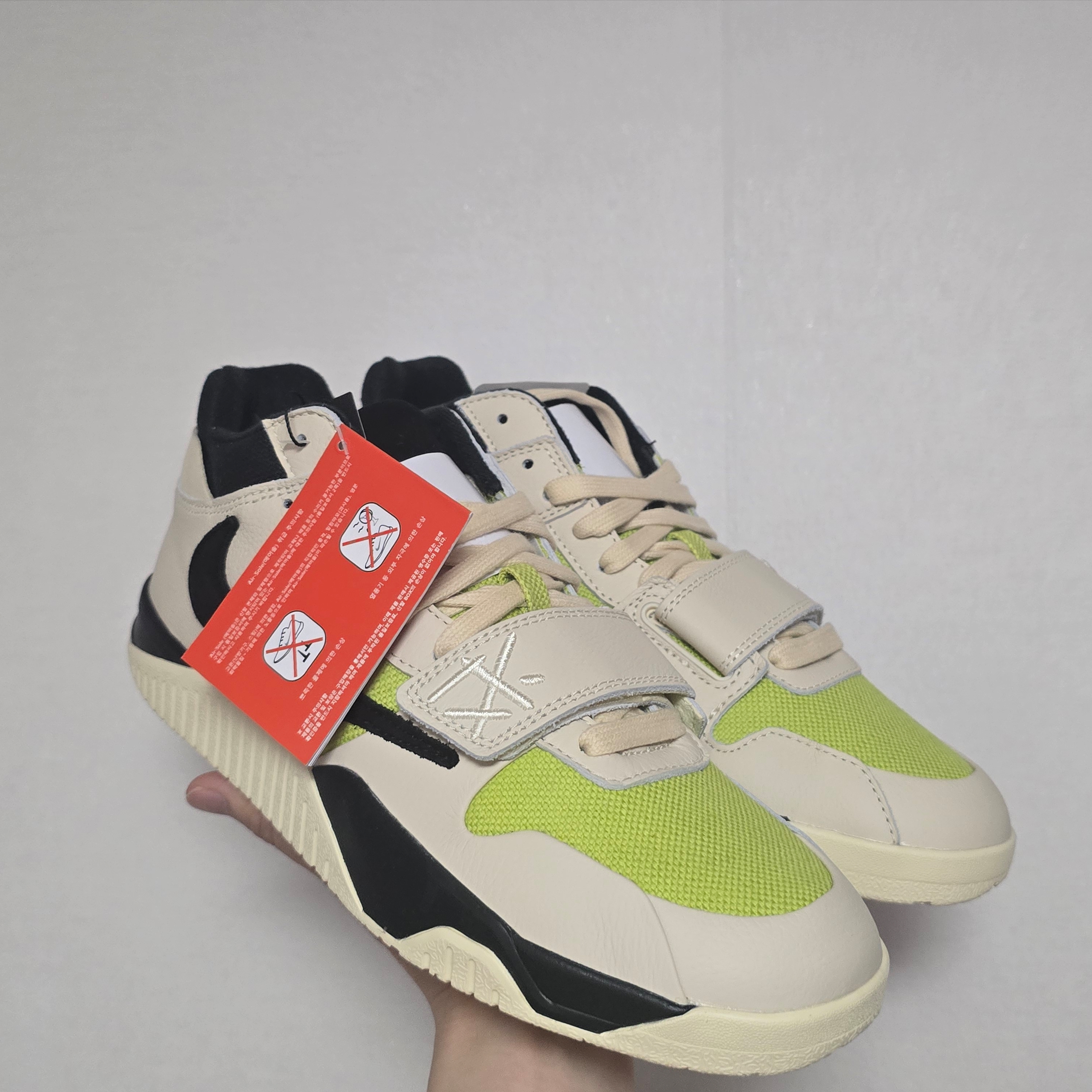 Jordan x Travis Scott Jumpman Jack TR Bright Cactus 착용 스타일 - 3