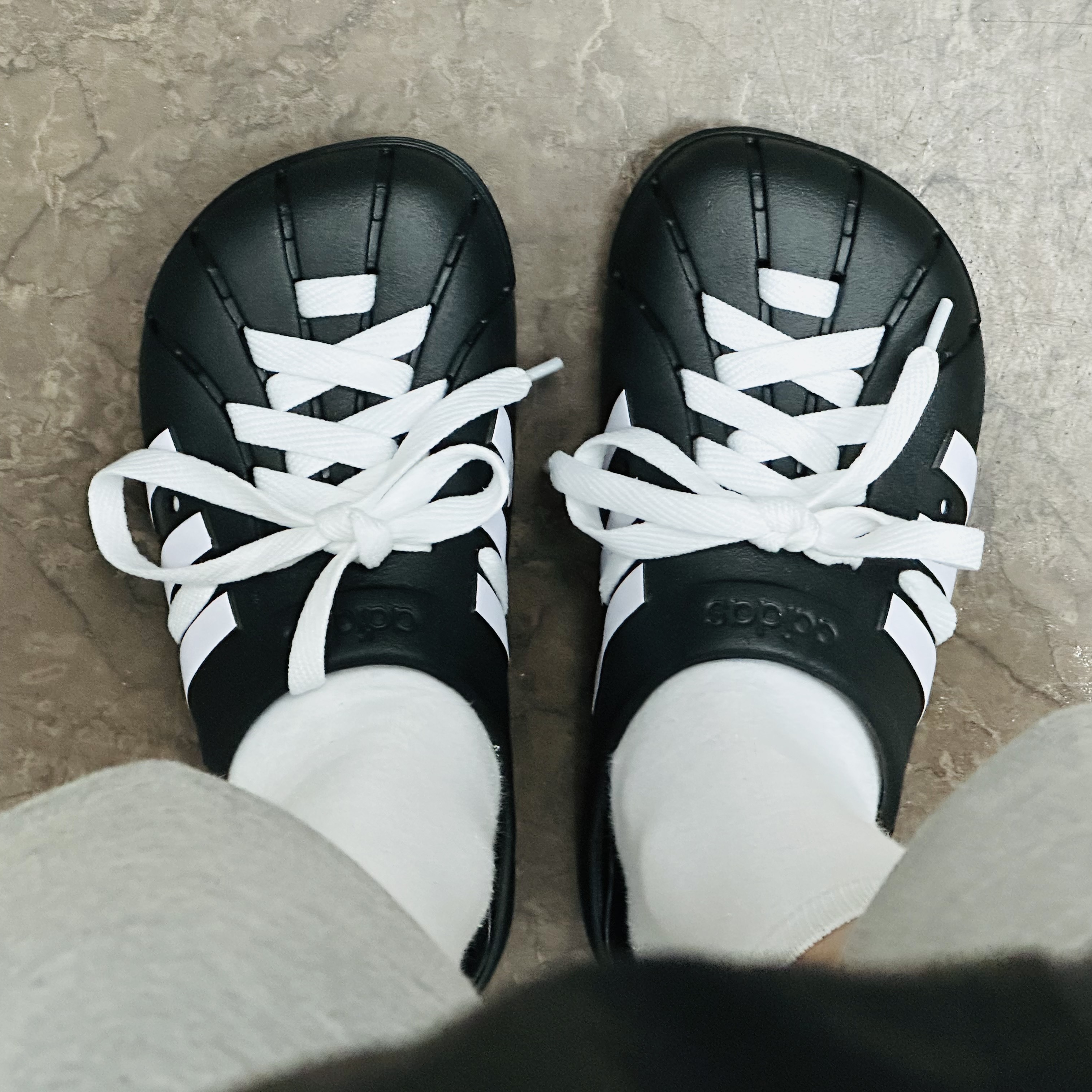 Adidas Adilette Clog Black White 착용 스타일