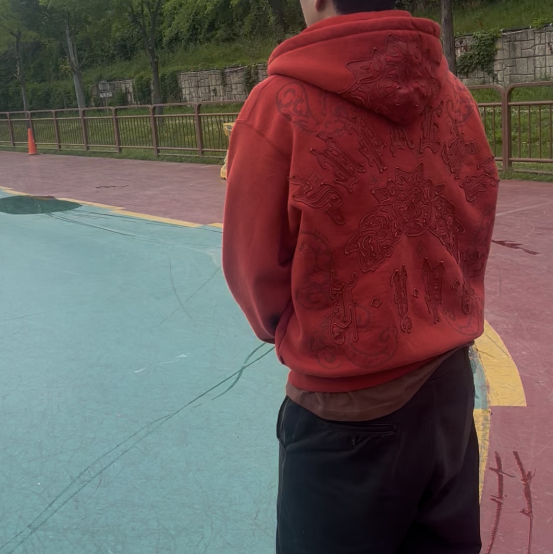 Supreme Leather Applique Zip Up Hooded Sweatshirt Burnt Red - 25SS, Supreme Old English Track Pants Black - 25SS 착용 스타일 - 1