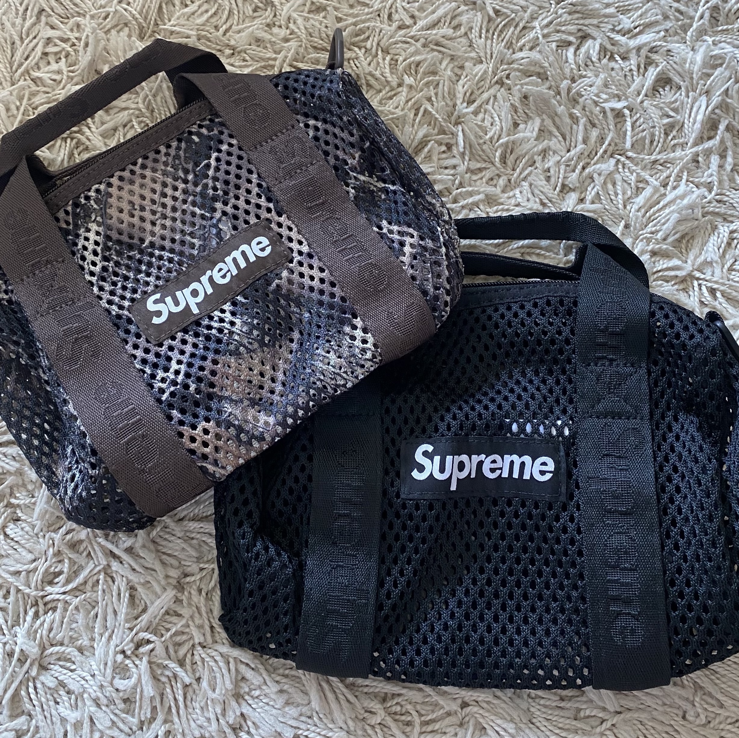 Supreme Mesh Mini Duffle Bag Black - 25SS, Supreme Mesh Mini Duffle Bag Truetimber Kanati Camo - 25SS 착용 스타일