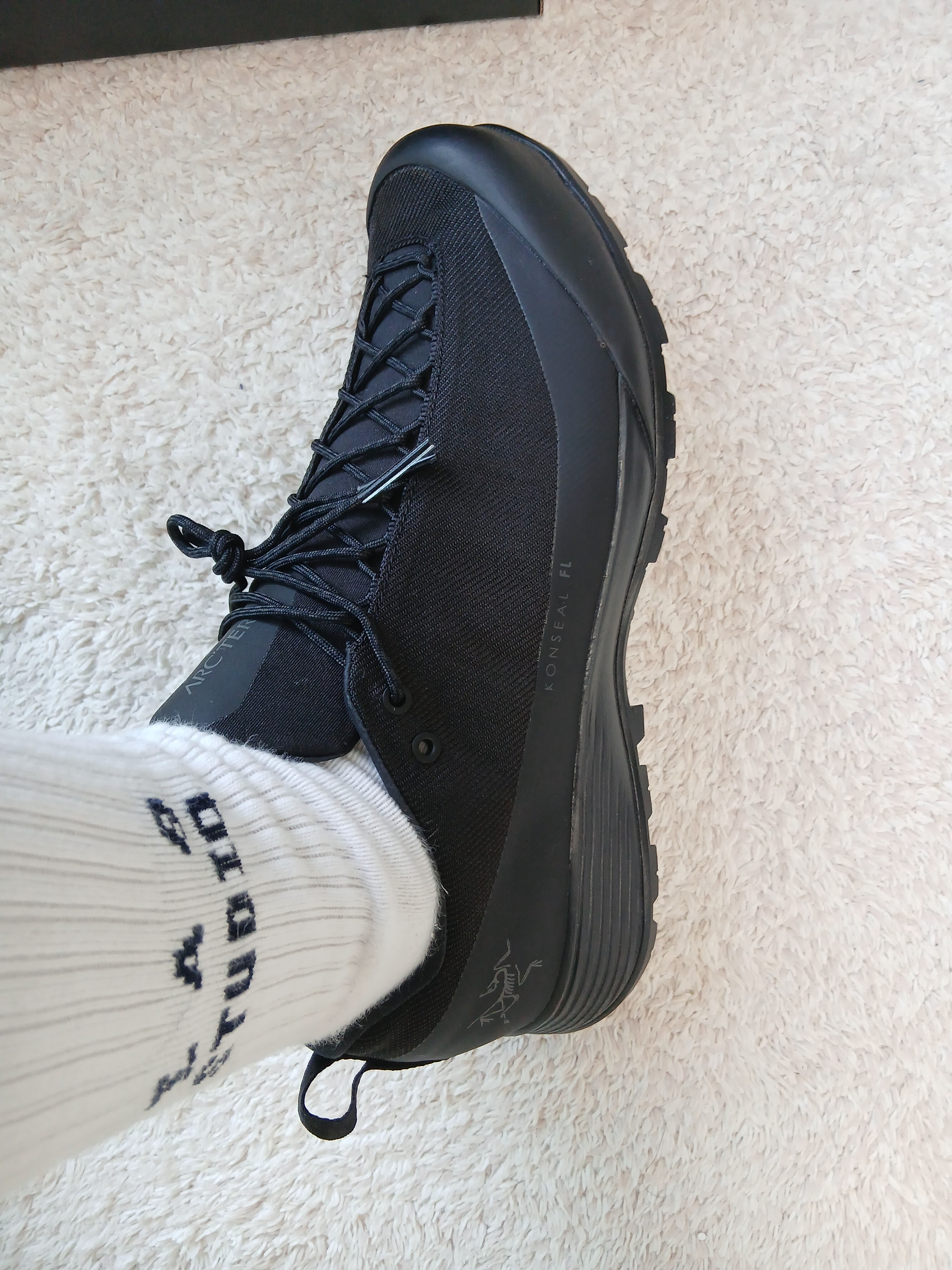 Arc'teryx Konseal FL 2 Black Carbon Copy, IAB Studio Socks White (5 Pack) 착용 스타일 - 3