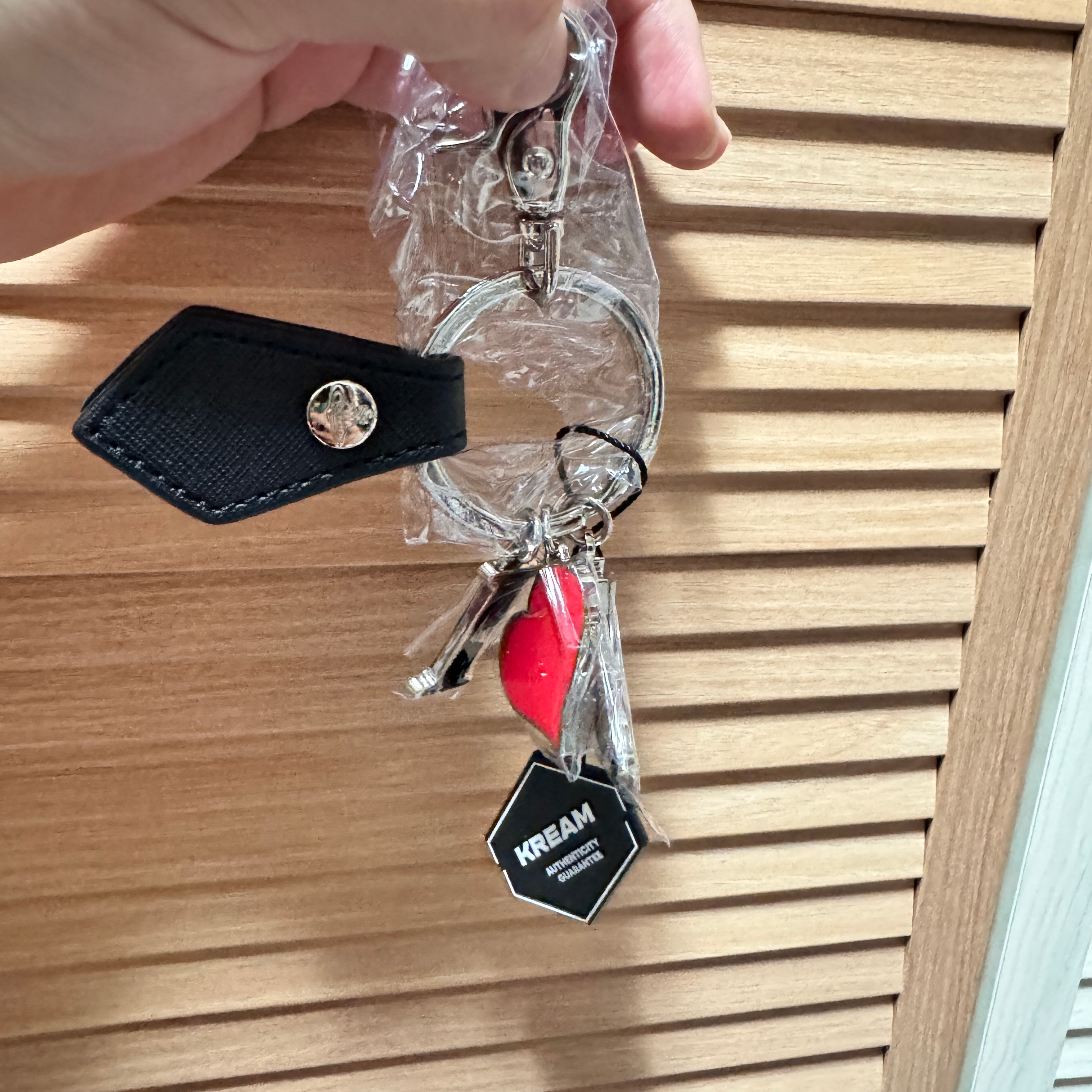 Vivienne Westwood Saffiano Biogreen I Love Orb Keyring Black 착용 스타일