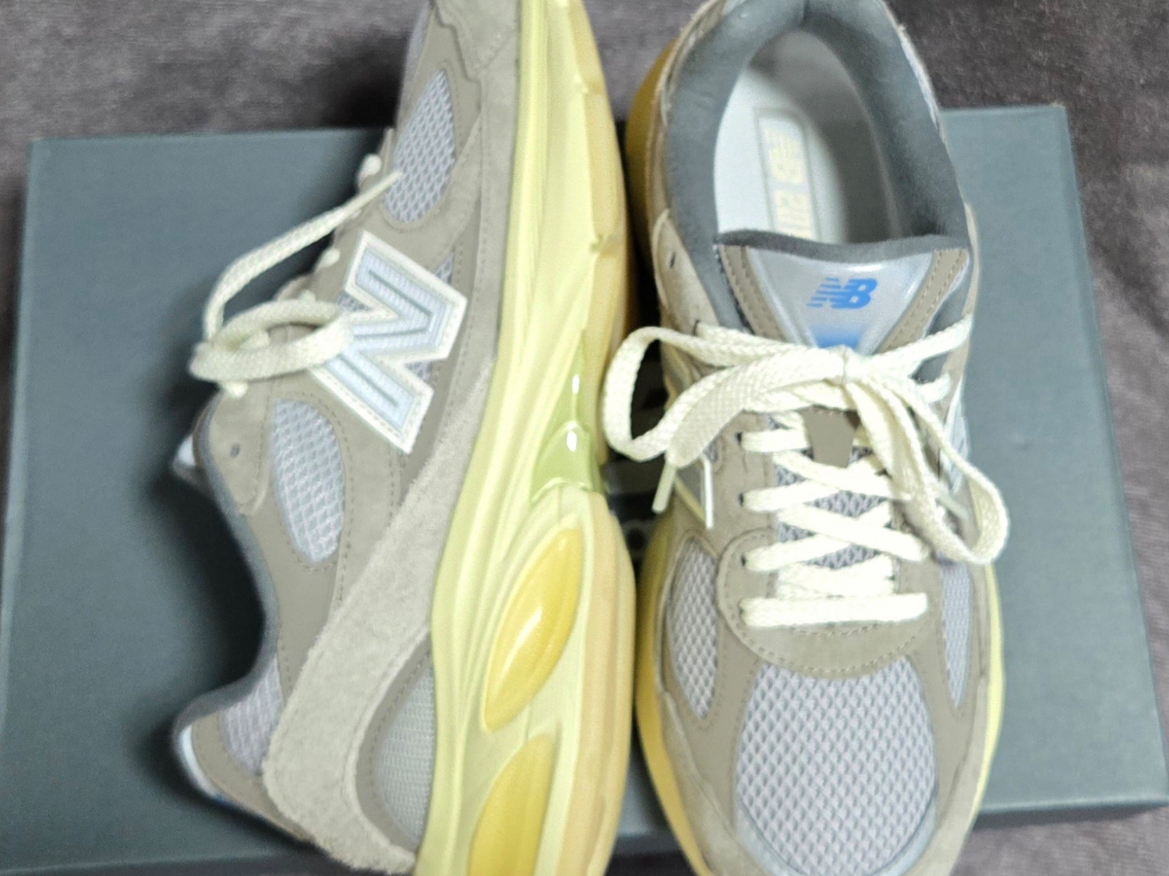 New Balance 2010 Abzorb Arid Stone, New Balance 2002R Cool Grey 착용 스타일 - 3