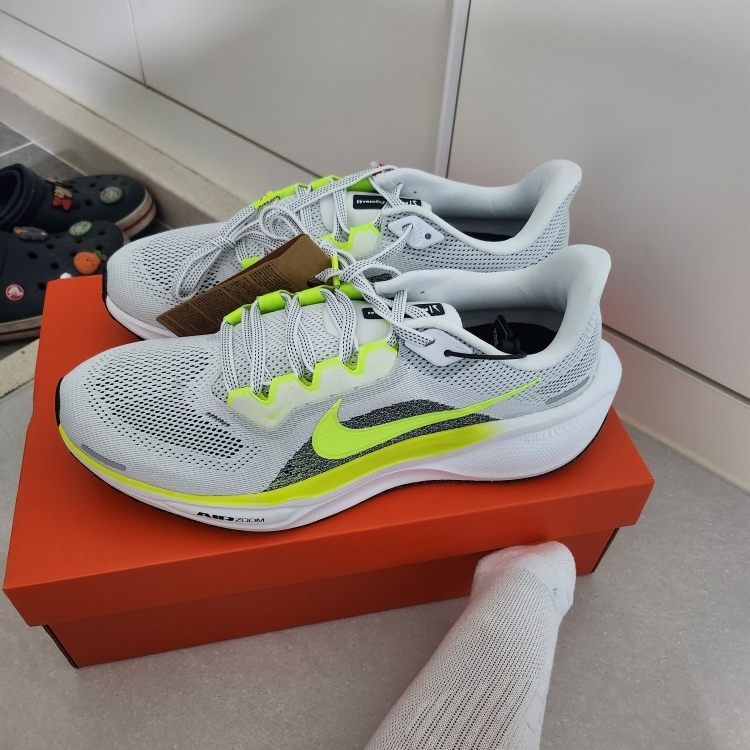 Nike Air Zoom Pegasus 41 White Black Volt 착용 스타일