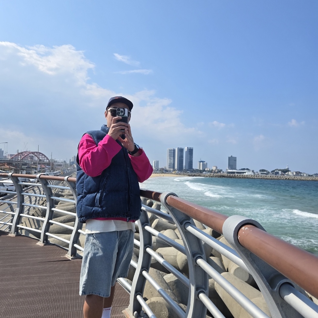 Supreme x Nike Denim Puffer Vest Indigo - 24SS, Nike x Stussy Long Sleeve Top Fireberry (FJ9164-615) 착용 스타일 - 1