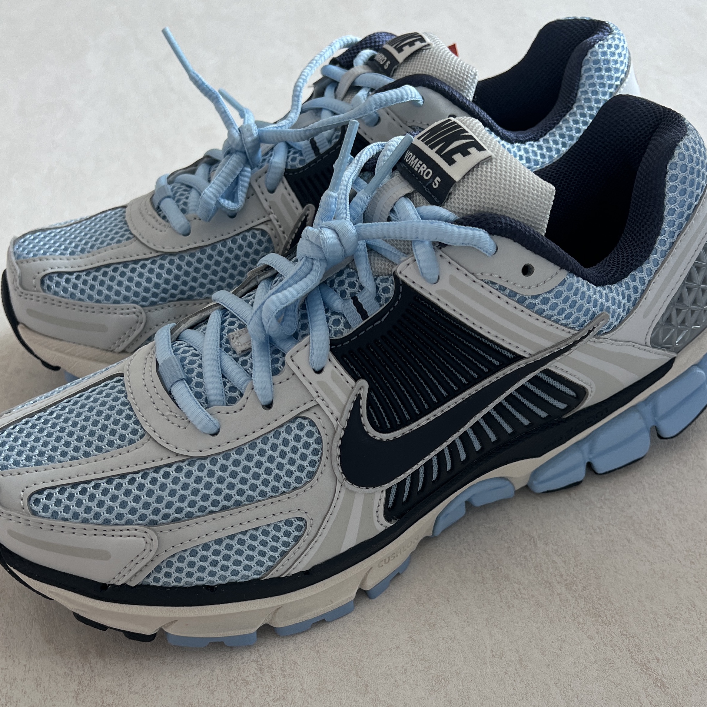 Nike Zoom Vomero 5 Psychic Blue Photon Dust 착용 스타일