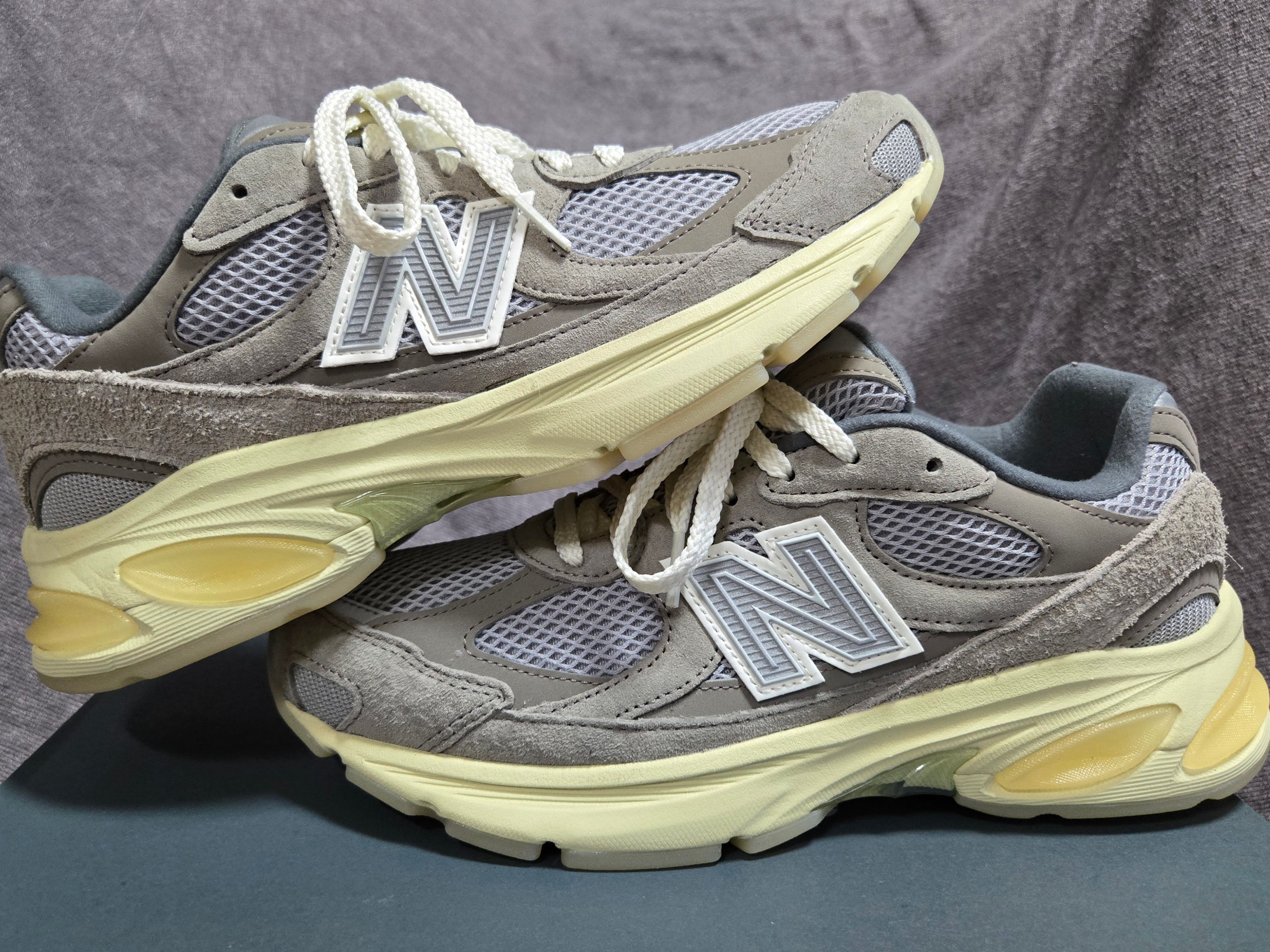 New Balance 2010 Abzorb Arid Stone, New Balance 2002R Cool Grey 착용 스타일 - 1
