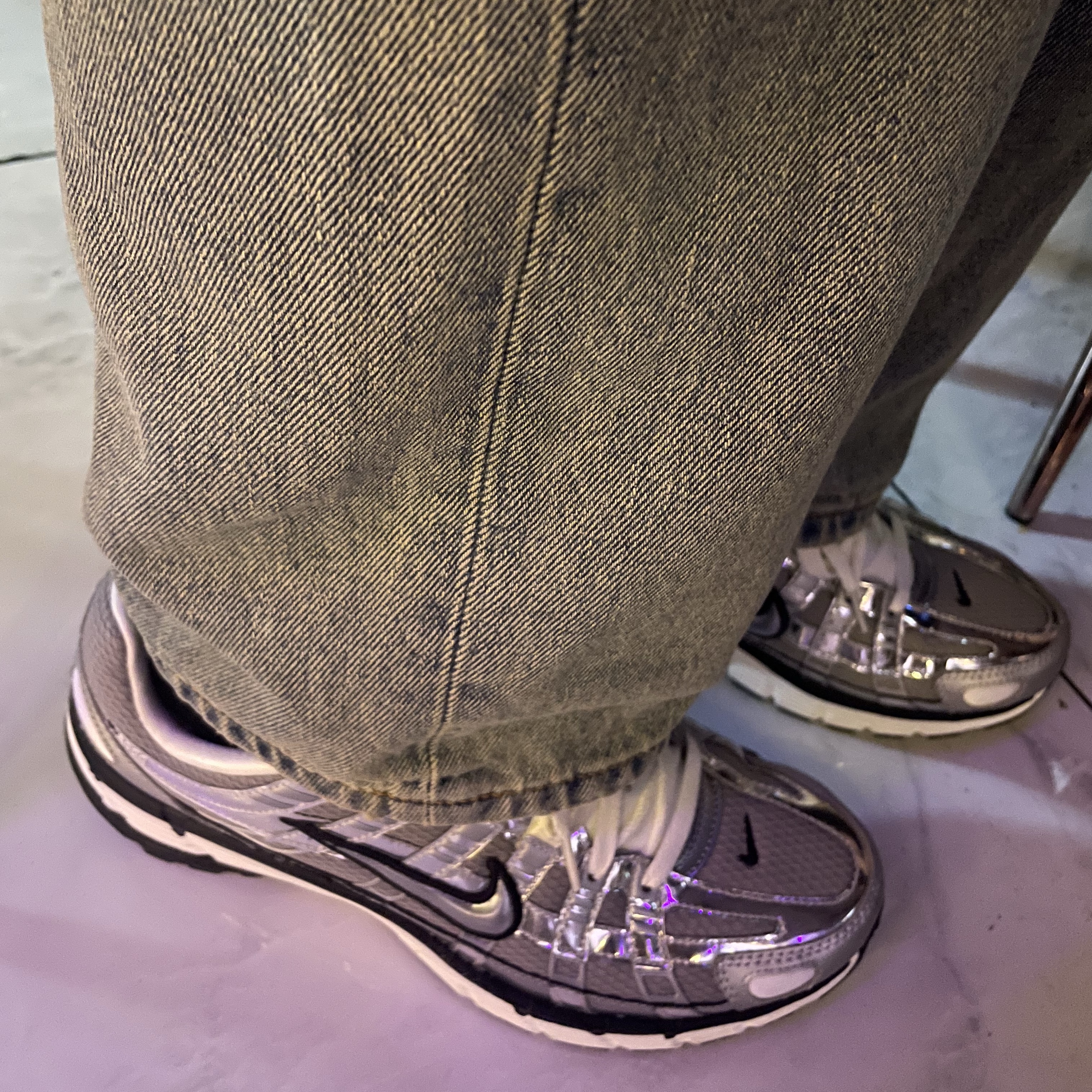 Nike P-6000 Metallic Silver 착용 스타일 - 2