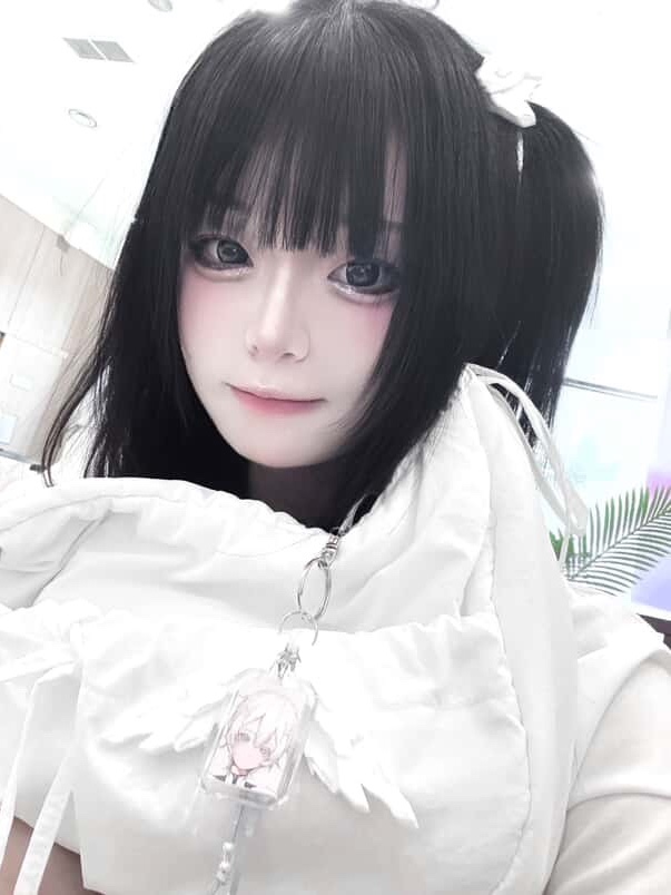 [KREAM 단독] Miuki Kiel_00 Wing Hair Clip White 2ea/set 착용 스타일