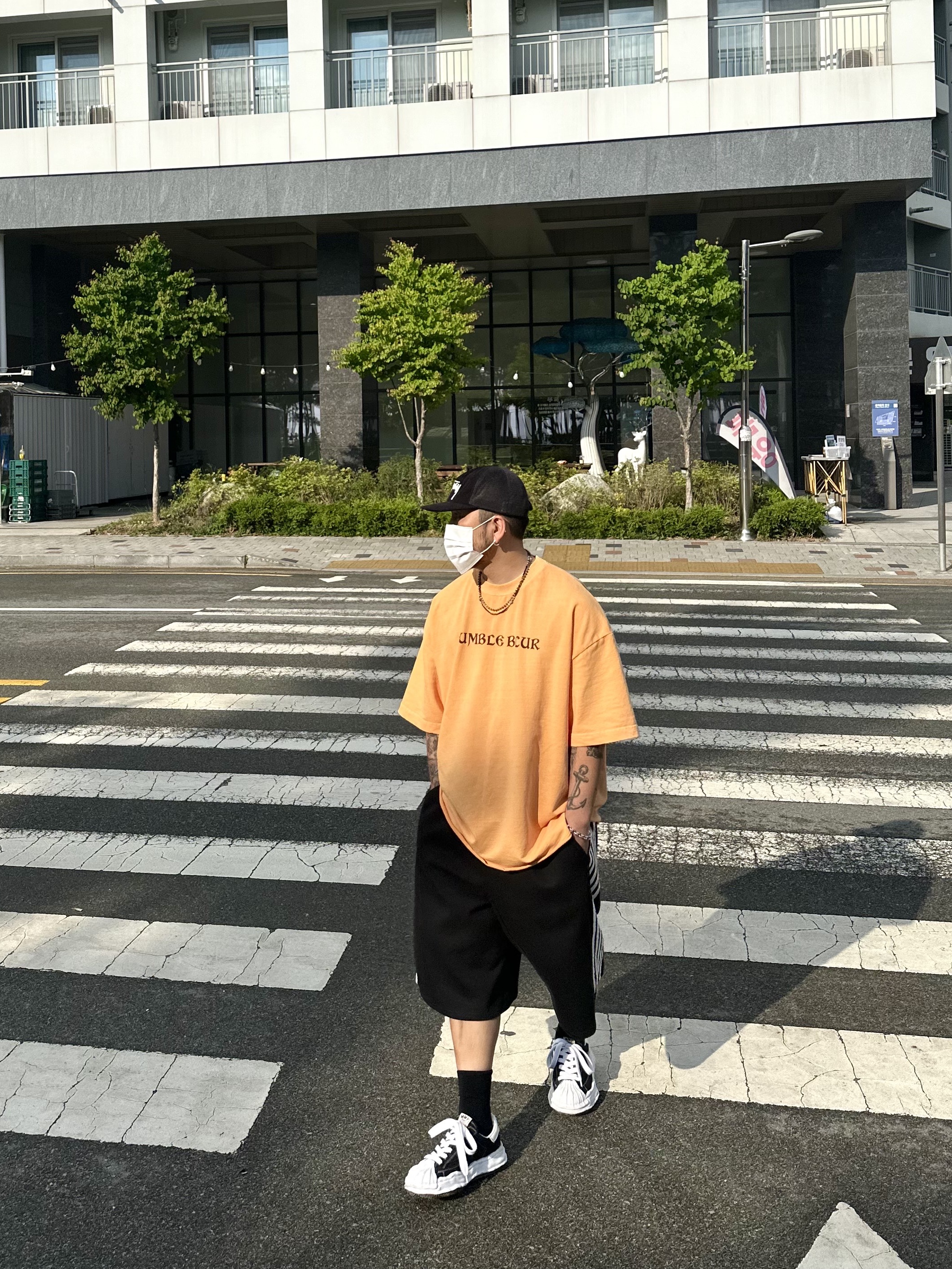 Stussy Corduroy Trucker Cap Black, Maison Mihara Yasuhiro Blakey OG Sole Canvas Low-top Sneakers Black White 착용 스타일 - 2