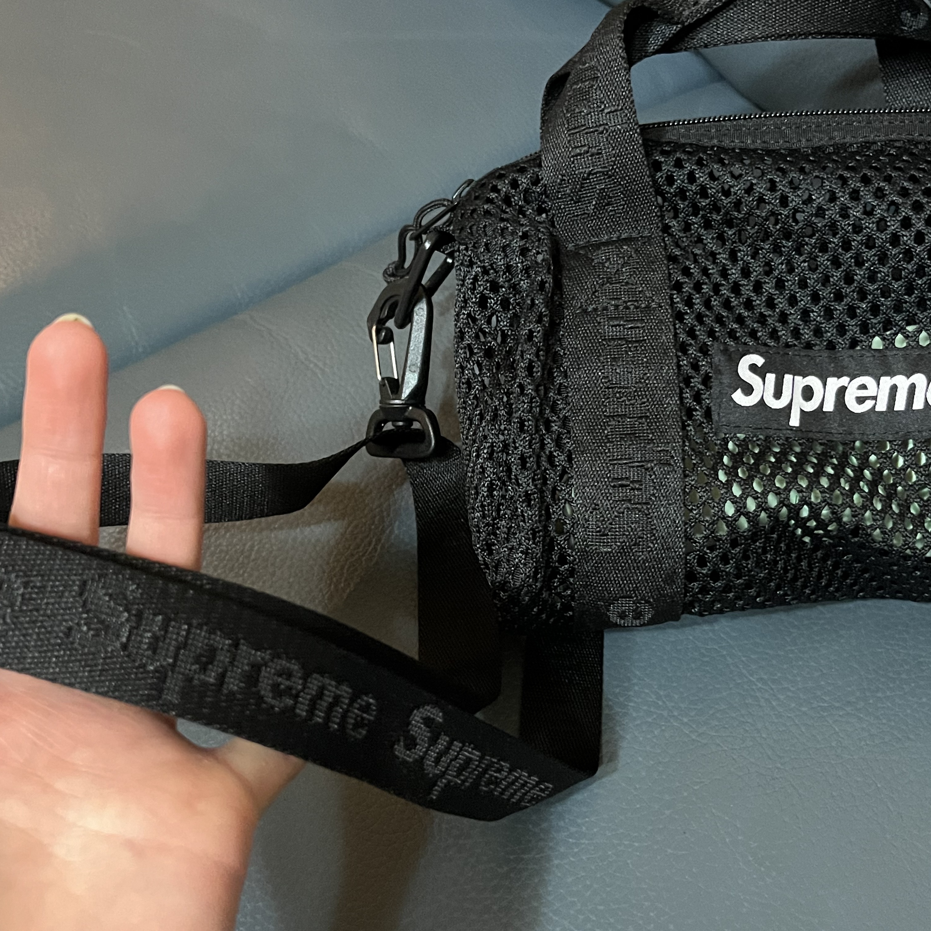 Supreme Mesh Mini Duffle Bag Black - 25SS 착용 스타일 - 2