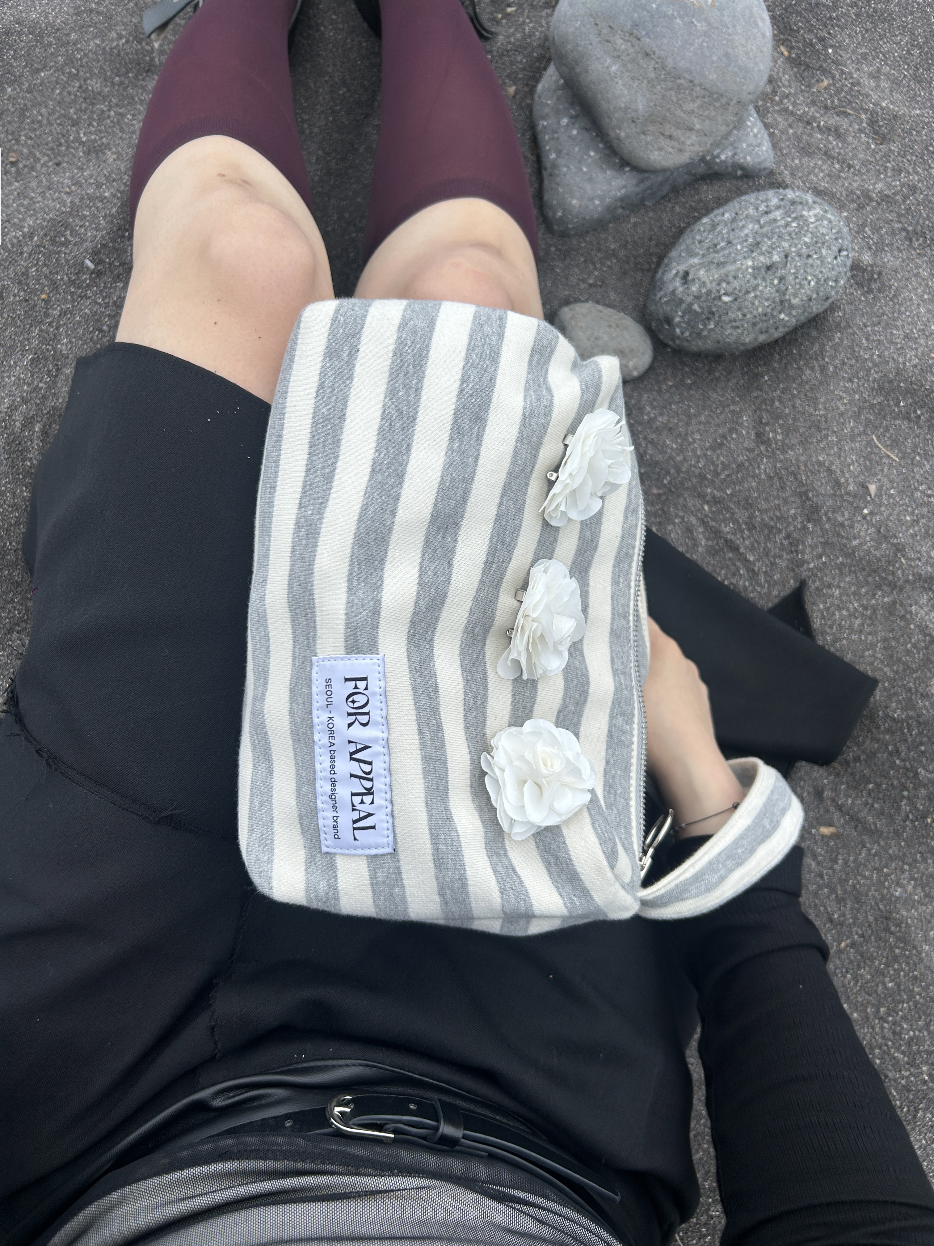 For Appeal Chill Shoulder Bag Stripe Gray 착용 스타일