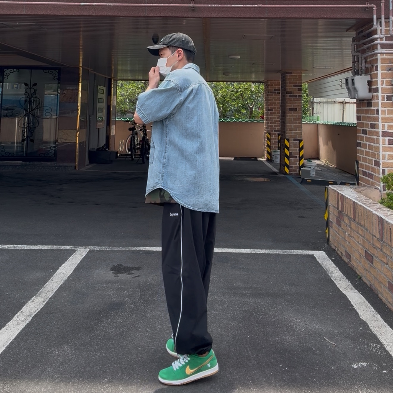 Supreme Pigment Dye 6-Panel Black - 25SS, Supreme Small Box T-Shirt Woodland Camo - 25SS 착용 스타일 - 1