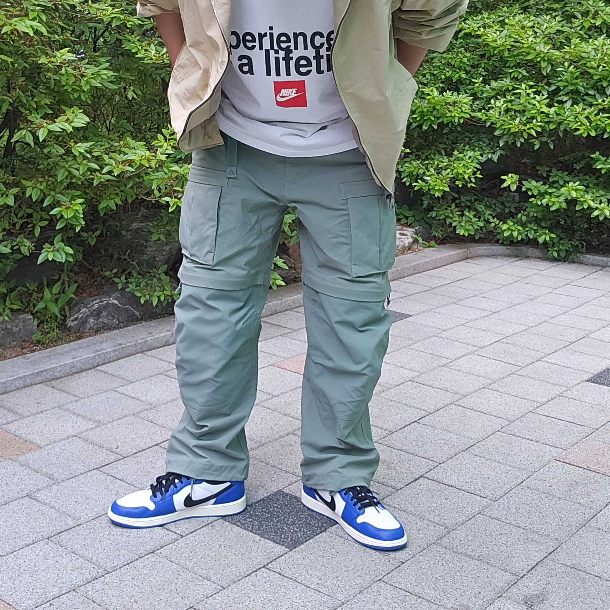 Nike NSW T-Shirt White - Asia, Nike ACG Smith Summit Cargo Pants Clay Green - Asia 착용 스타일 - 1