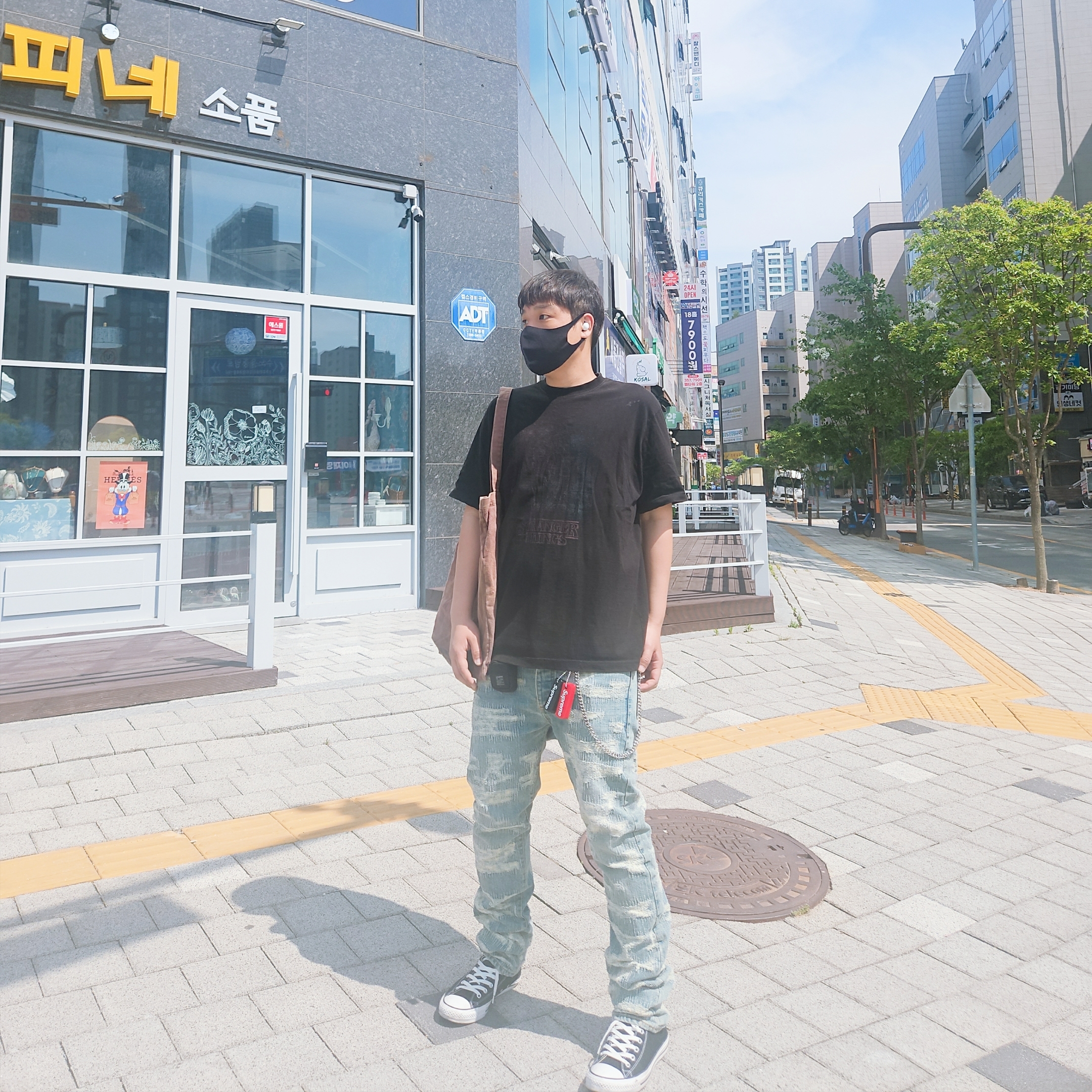 Undermycar x Konic Section Vol.2 Hard Destroyed Washed Jeans - 23SS, Converse Chuck Taylor All Star Hi Black 착용 스타일 - 1