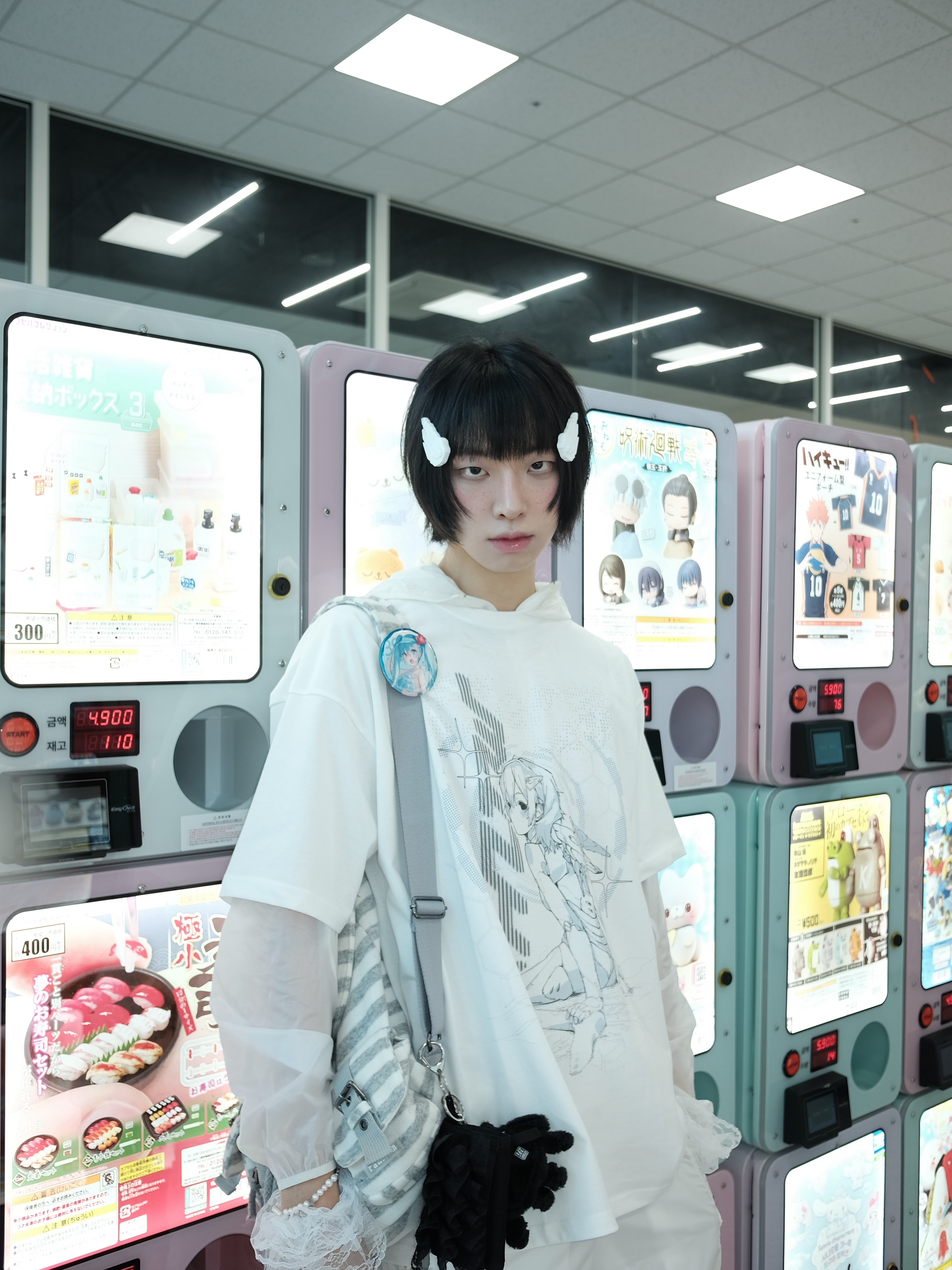 [KREAM 단독] Miuki Lumiel_00 Wing Hair Clip White 2ea/set, [KREAM 단독] Miuki Kiel Back Wing T-shirt White (Overfit) 착용 스타일