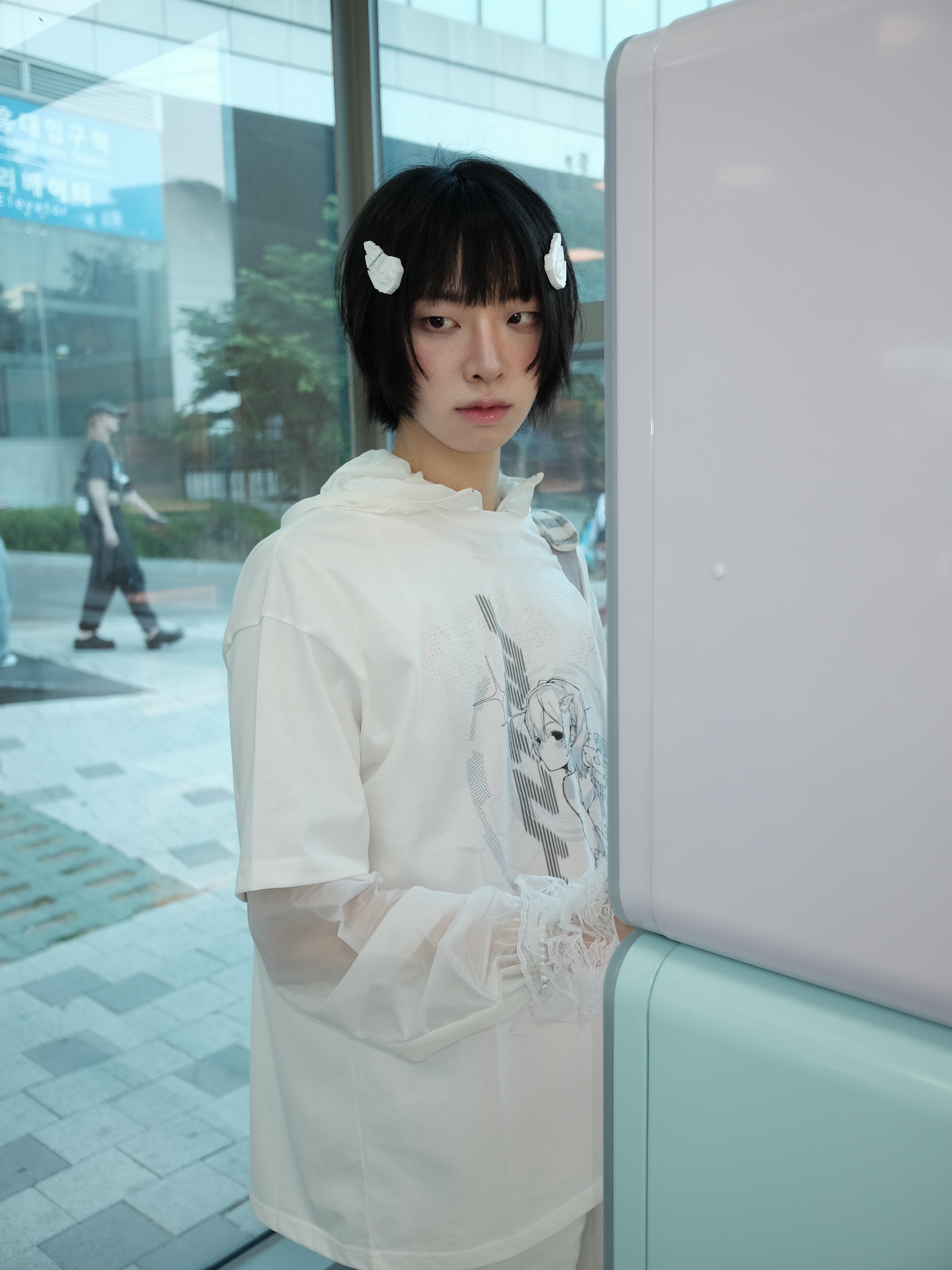 [KREAM 단독] Miuki Lumiel_00 Wing Hair Clip White 2ea/set, [KREAM 단독] Miuki Kiel Back Wing T-shirt White (Overfit) 착용 스타일