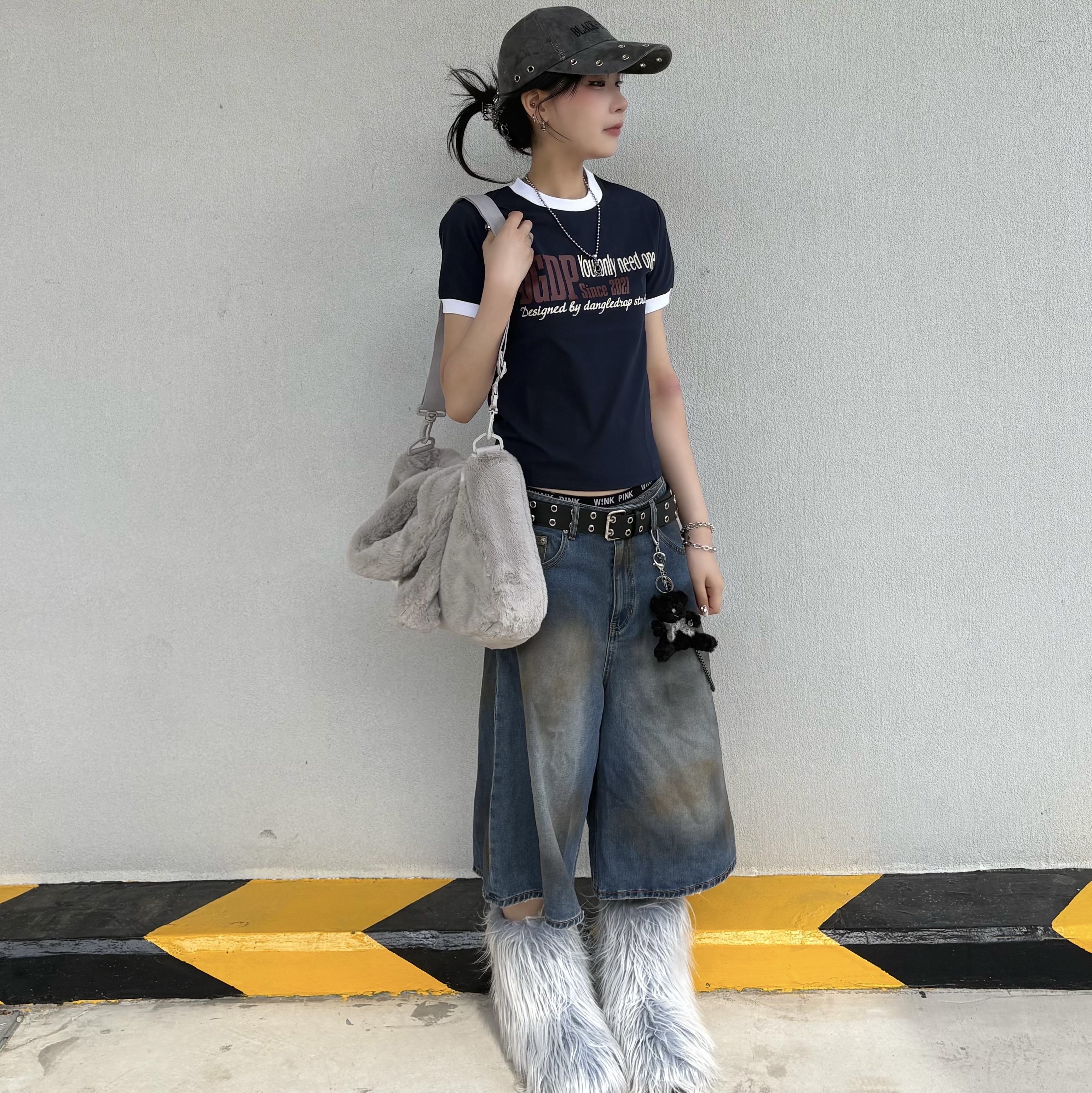 Nike NSW Faux Fur Tote Bag Light Iron Ore 착용 스타일 - 3