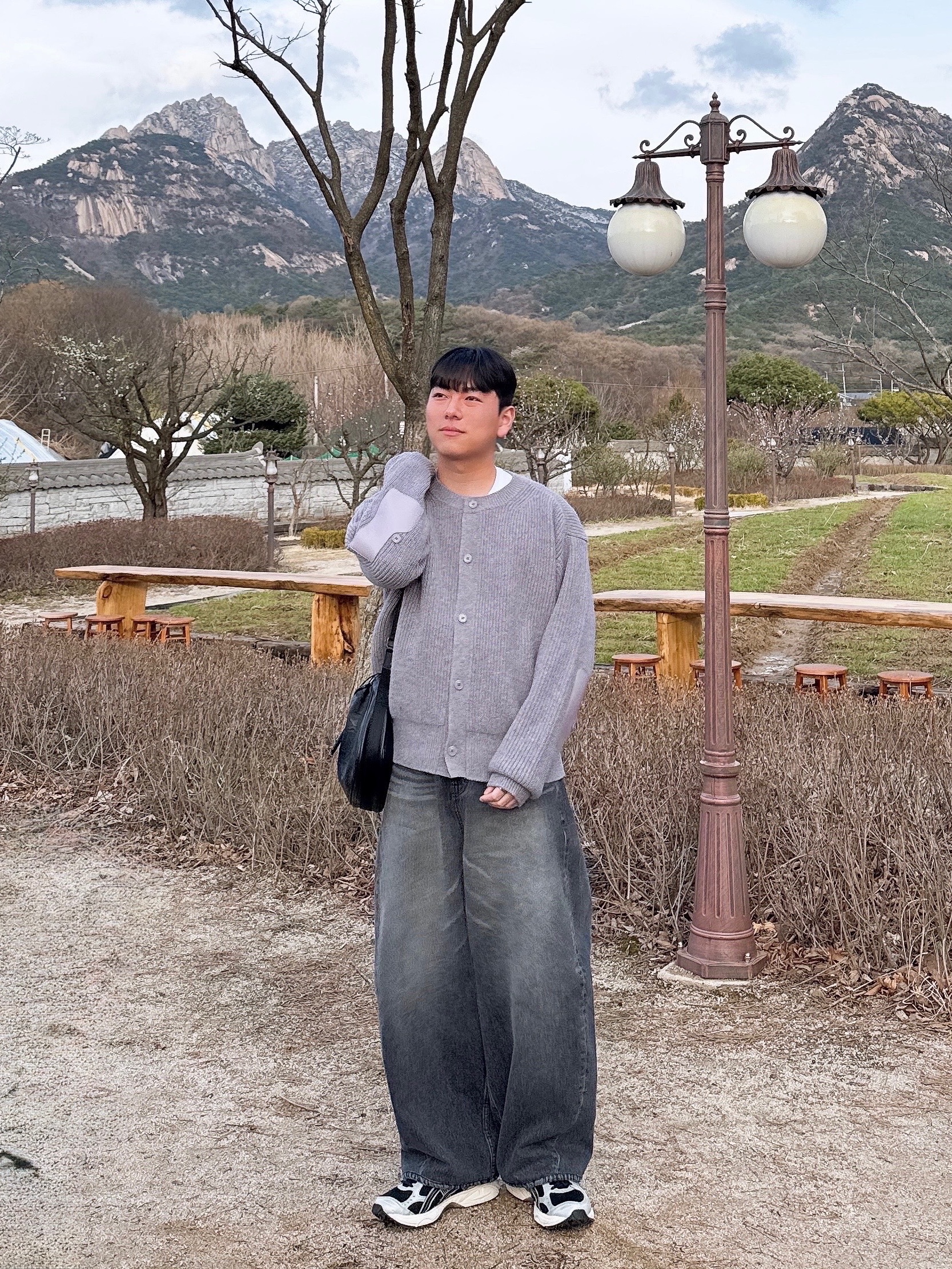 noun Wide Curved Denim Pants Black 착용 스타일