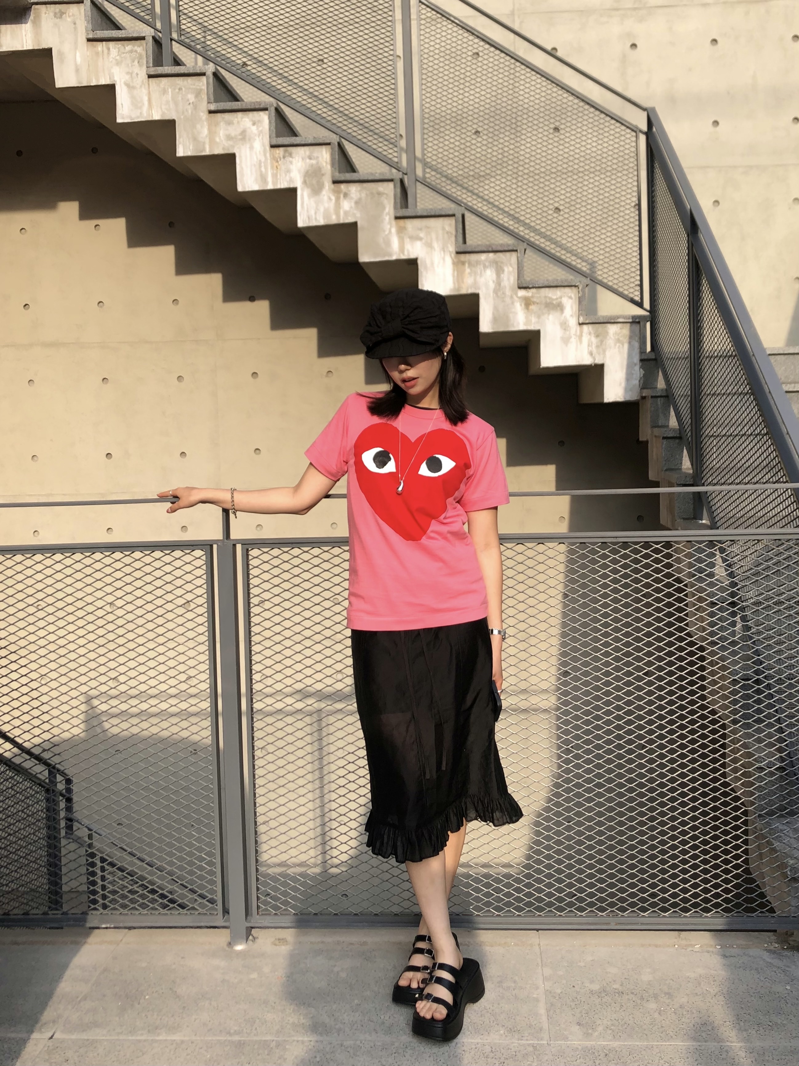 Play Comme des Garcons Big Red Heart T-Shirt Pink 착용 스타일 - 1