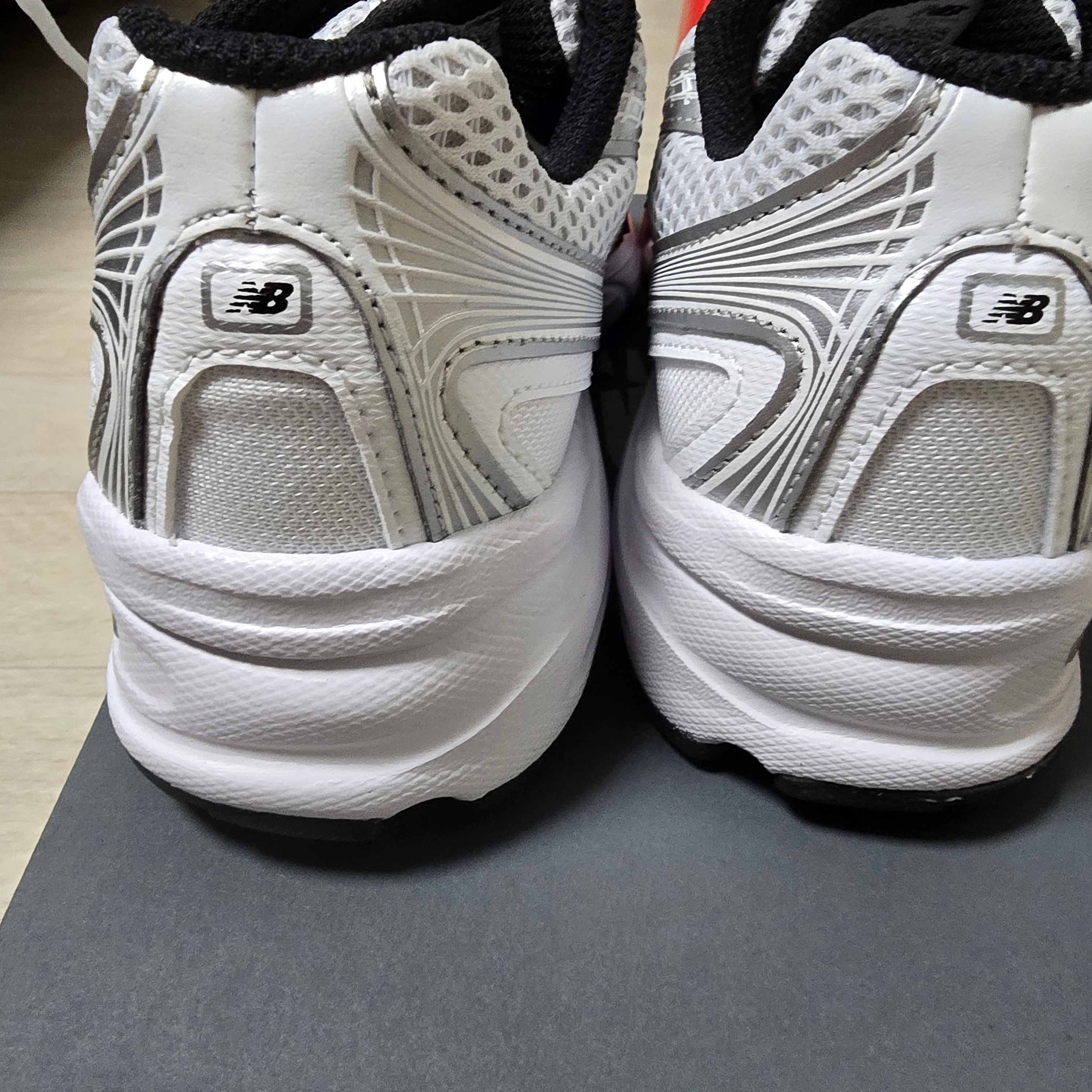 New Balance 740 White Silver Metallic 착용 스타일