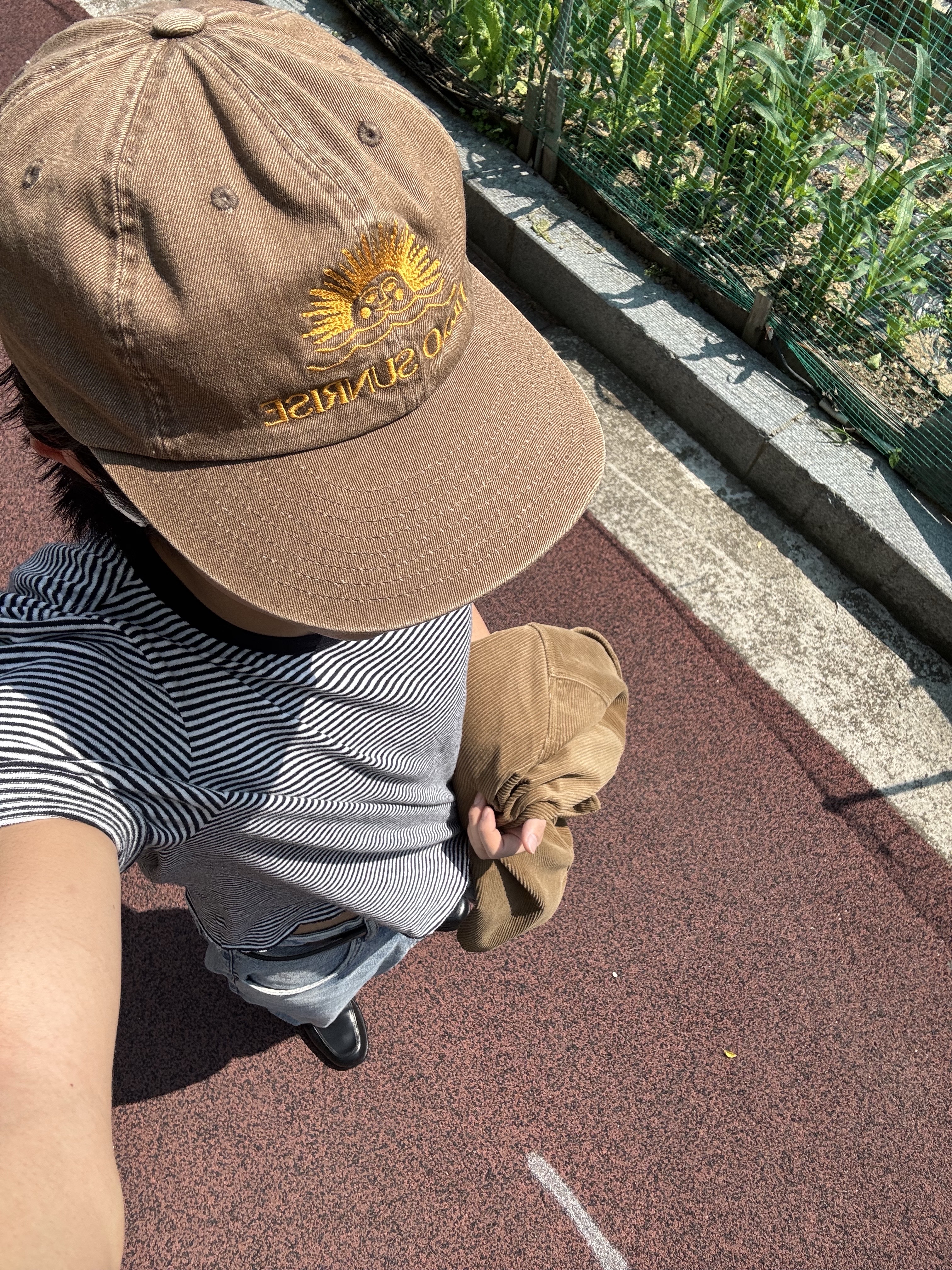 Hello Sunrise Arch Logo 5Panel Cap Brown, Casio LTP-V007D-7B 착용 스타일 - 3