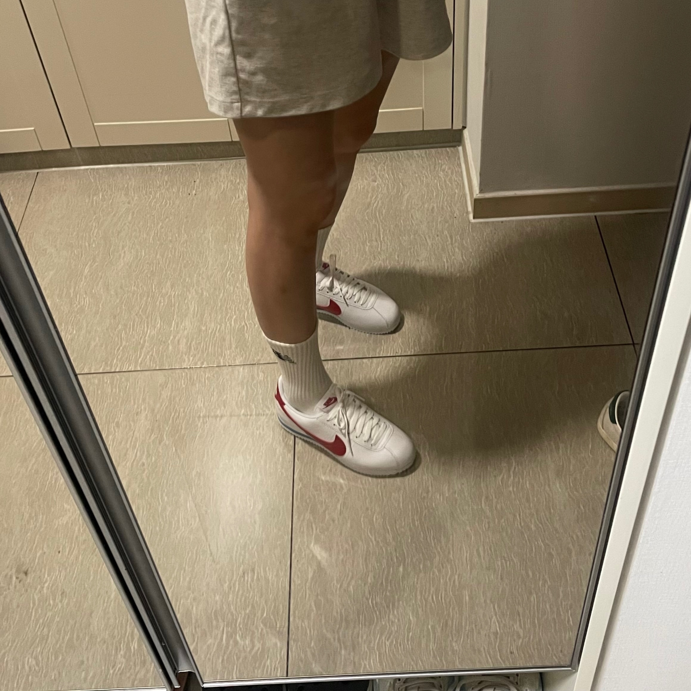 (W) Nike Cortez Leather White Varsity Red 착용 스타일 - 1