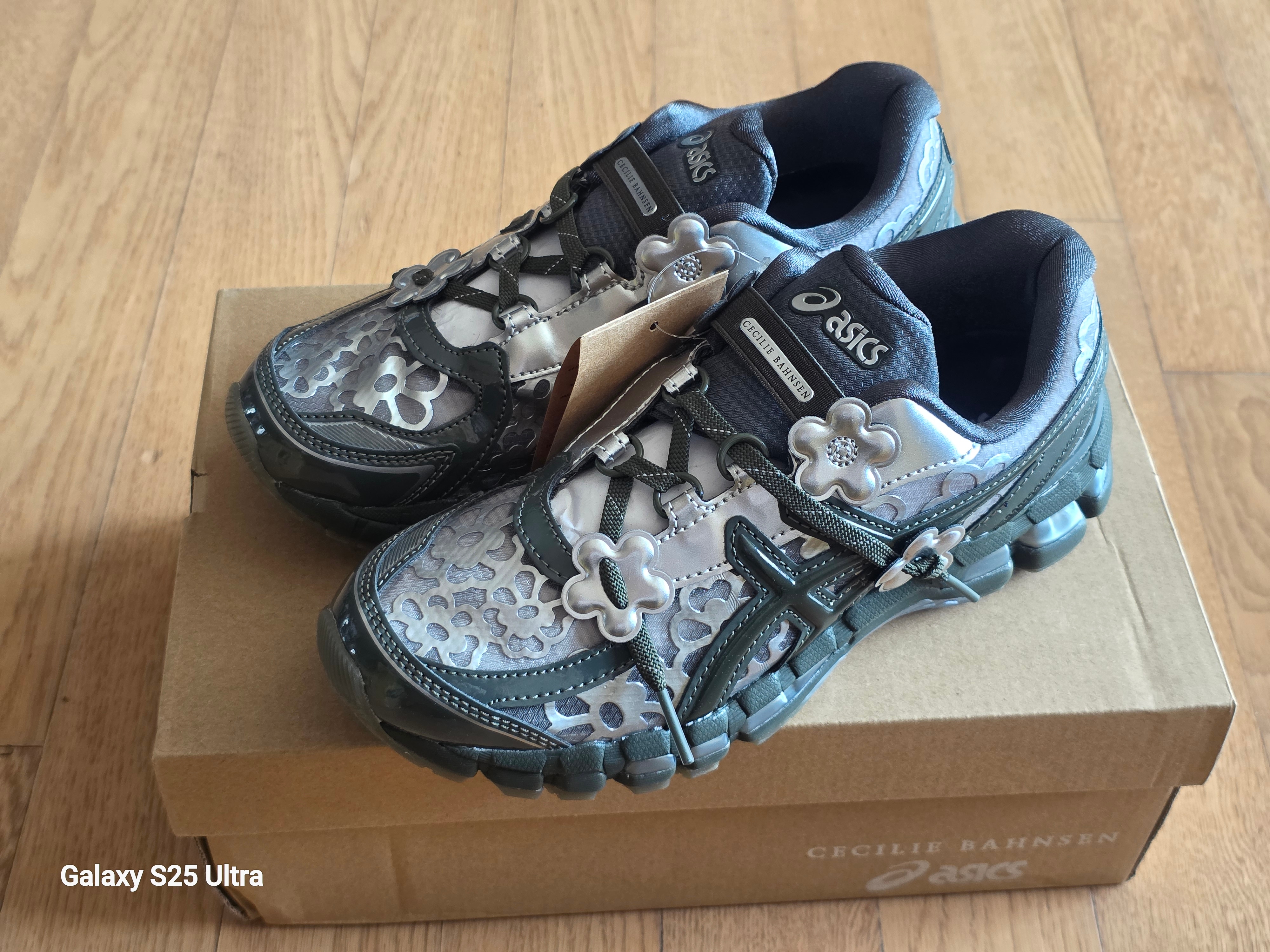 Asics x Cecilie Bahnsen Gel-Kayano 20 Olive 착용 스타일 - 2
