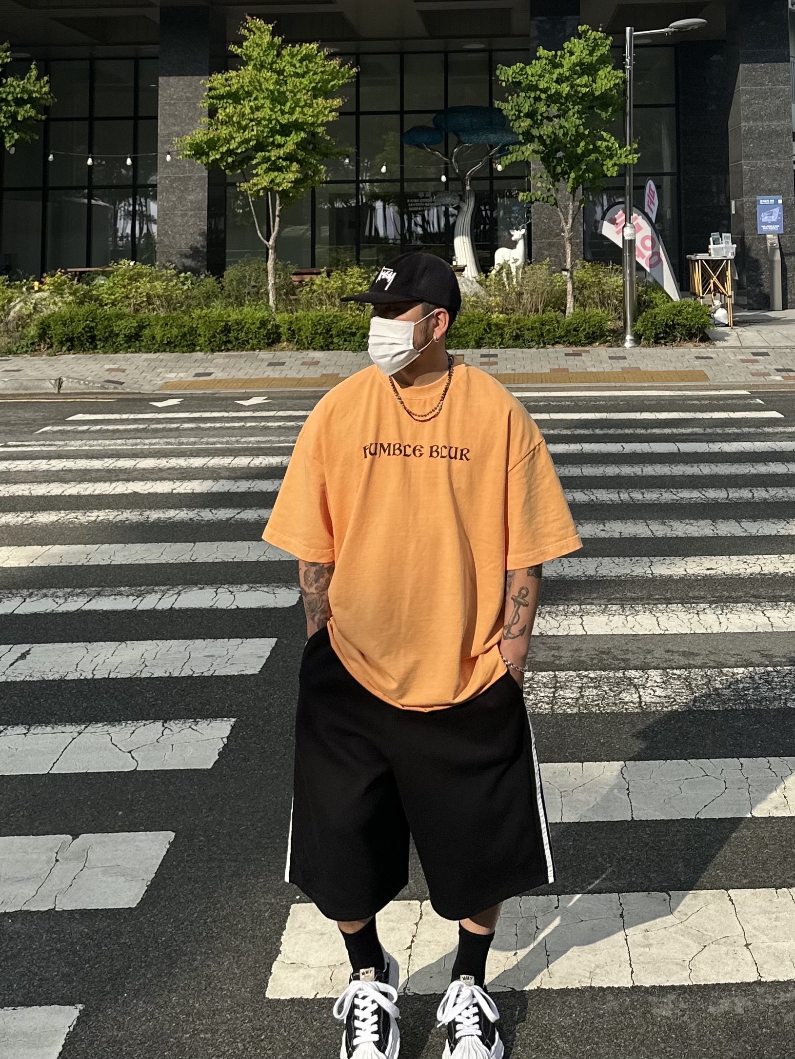 Stussy Corduroy Trucker Cap Black, Maison Mihara Yasuhiro Blakey OG Sole Canvas Low-top Sneakers Black White 착용 스타일 - 1