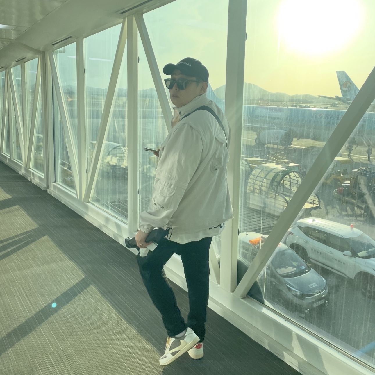 Jordan 1 x Travis Scott Retro Low OG SP Sail and Ridgerock, Supreme x The North Face Trekking Convertible Jacket Stone - 22SS 착용 스타일