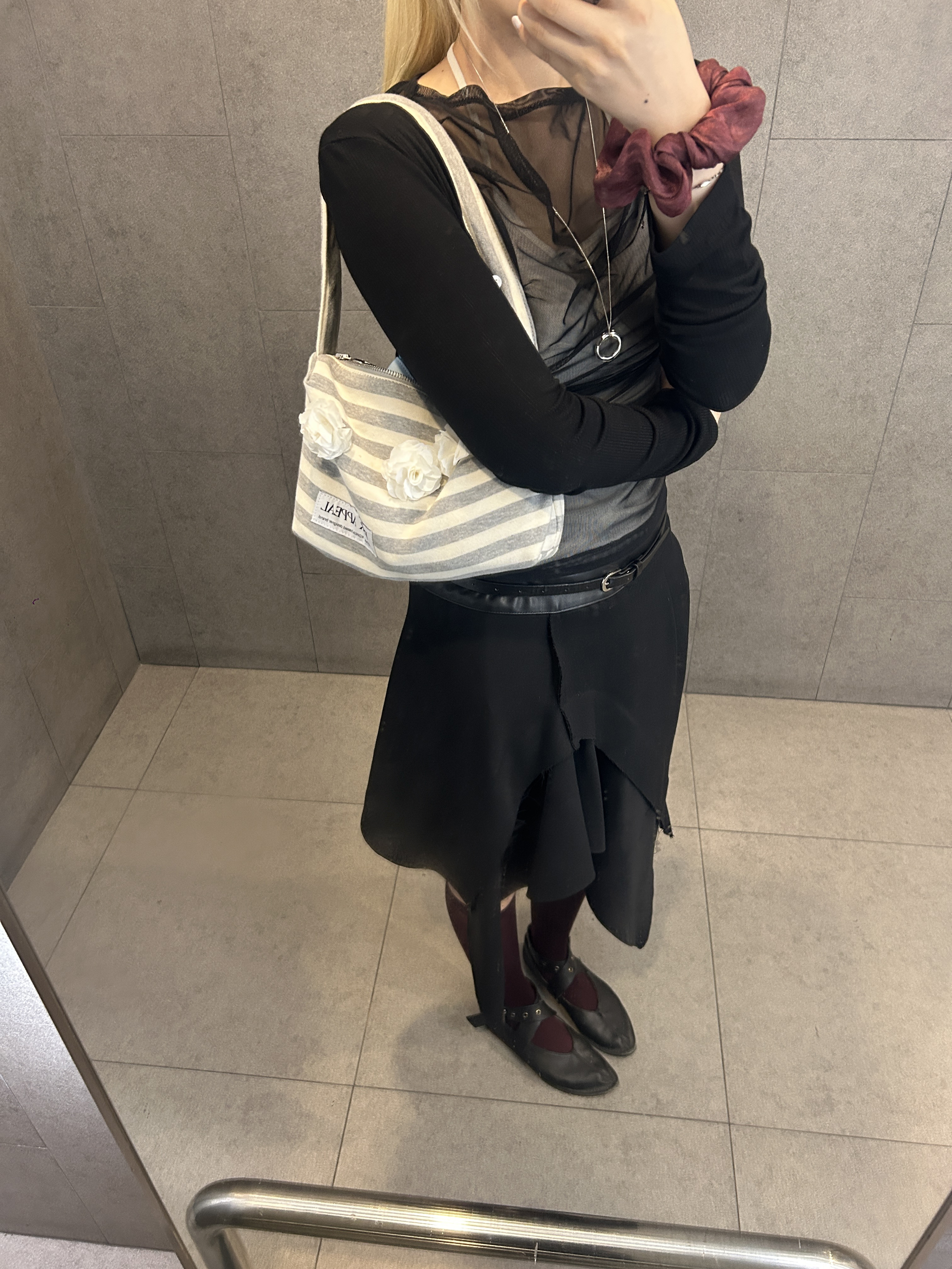 For Appeal Chill Shoulder Bag Stripe Gray 착용 스타일
