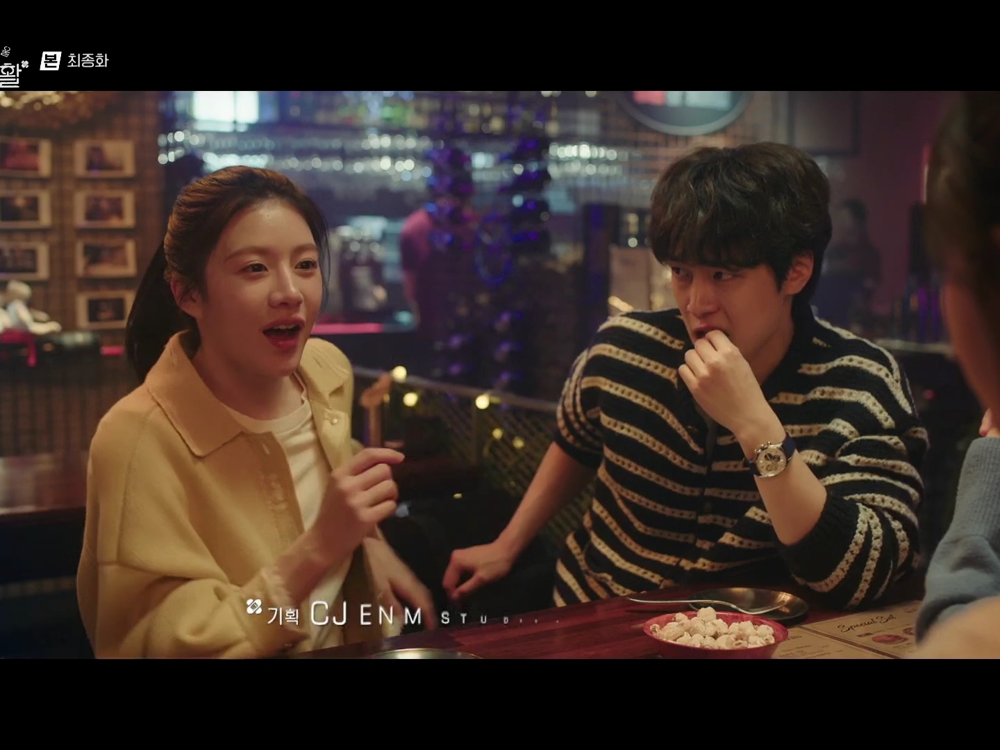 [KREAM 단독 리오더] STU Round Neck Stripe Cardigan Navy 착용 스타일 - 3