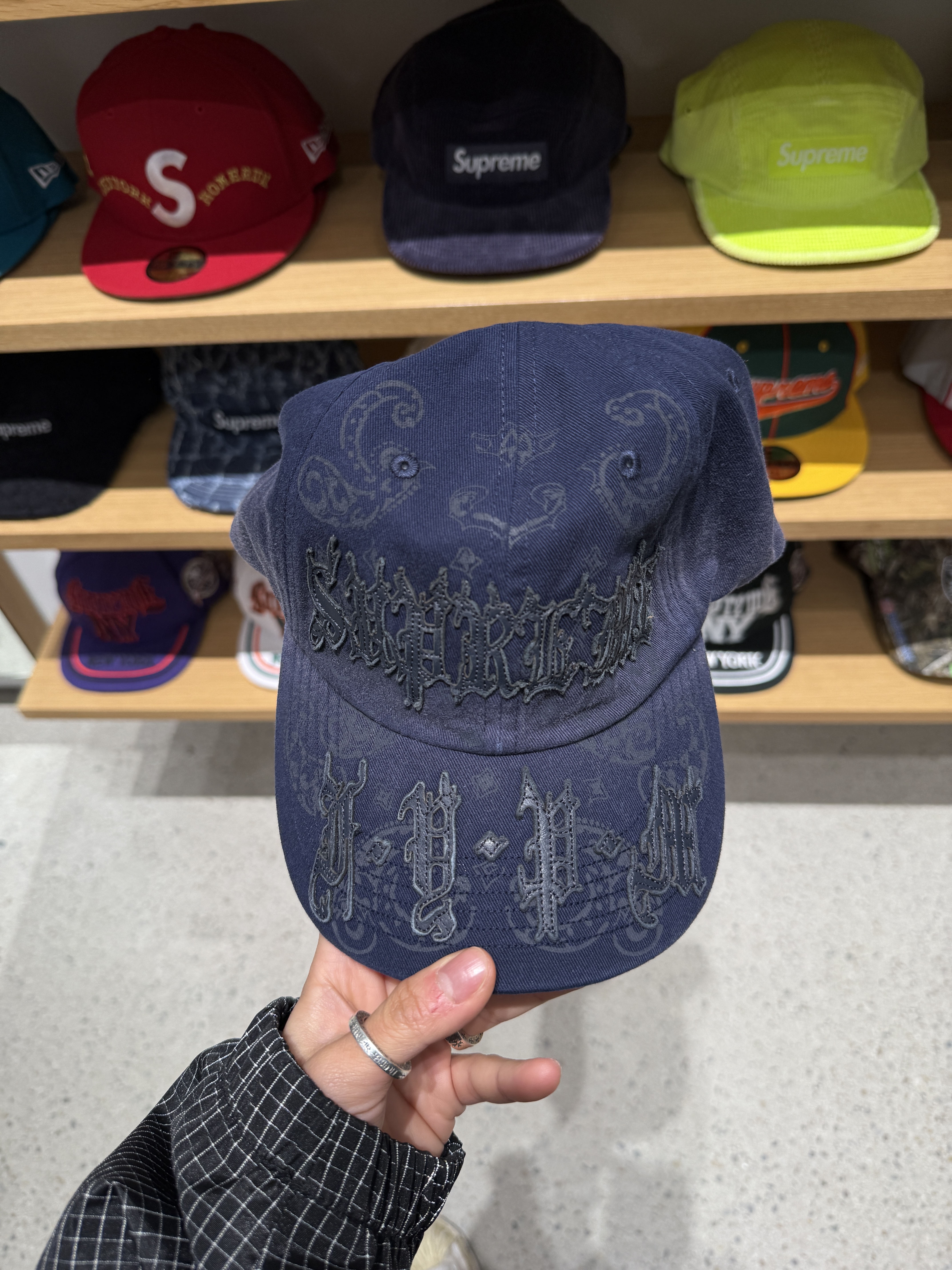 Supreme Leather Applique 6-Panel Navy - 25SS 착용 스타일