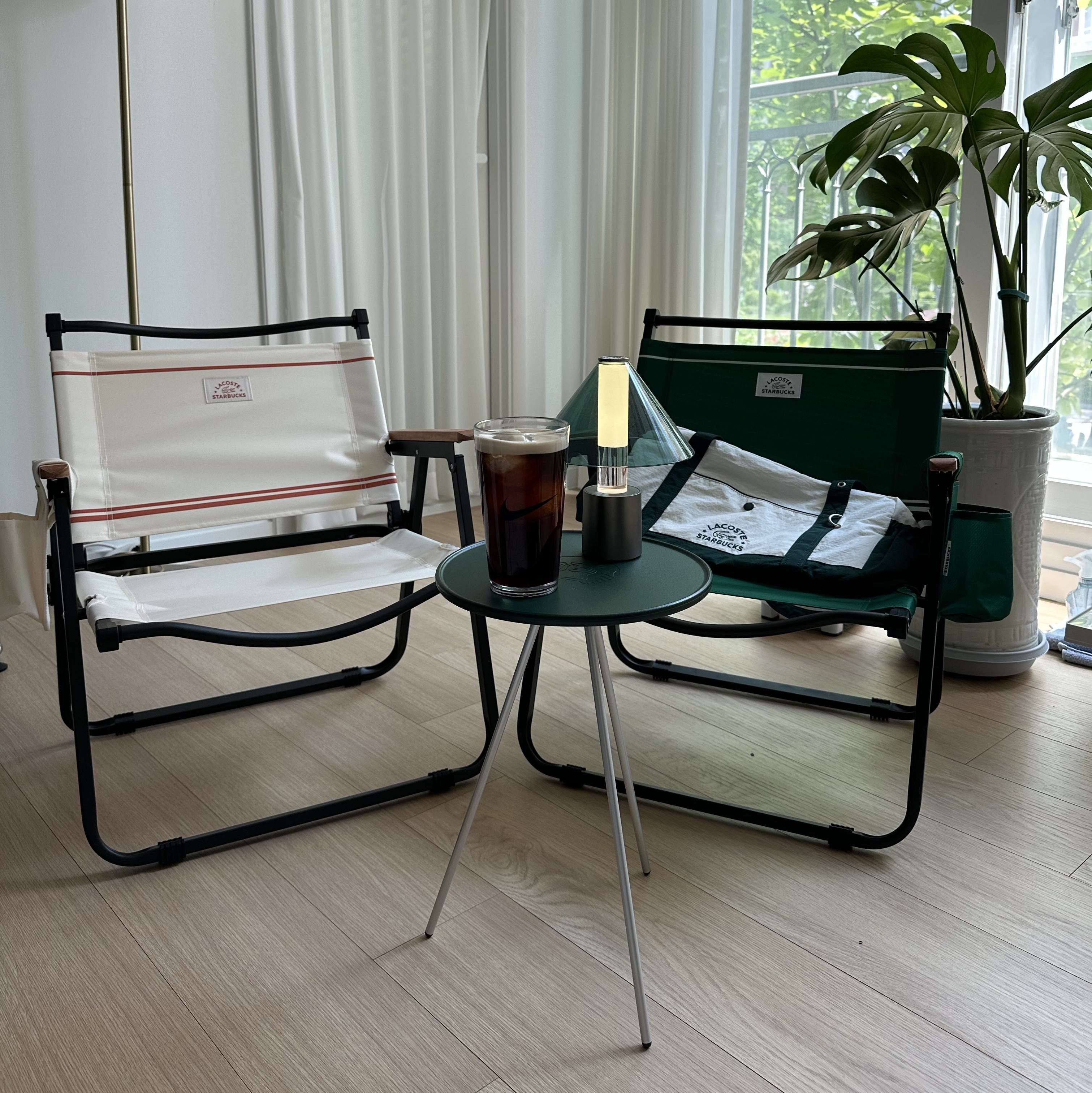 Starbucks x Lacoste Wide Folding Chair Green, Starbucks x Lacoste Wide Folding Chair Ivory 착용 스타일