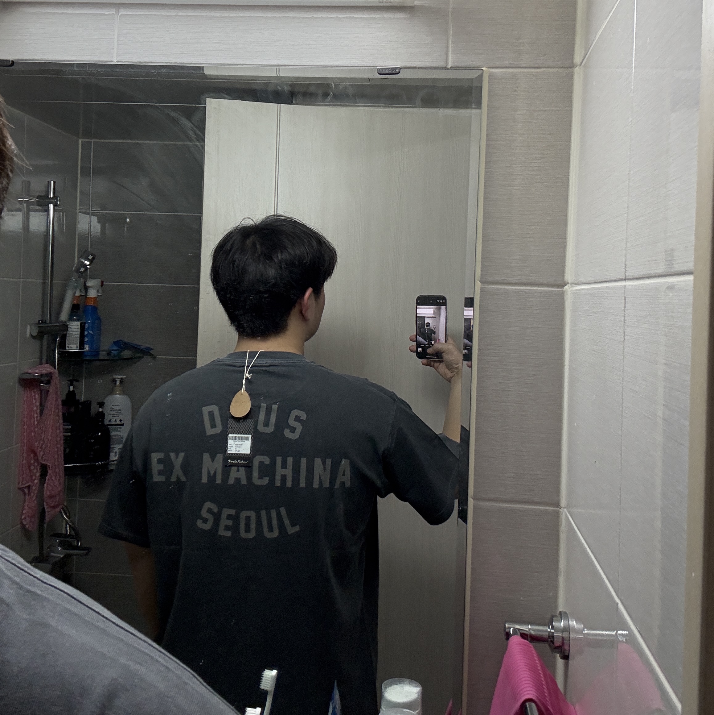 Deus Ex Machina Dyed Seoul College Address T-Shirt Charcoal 착용 스타일
