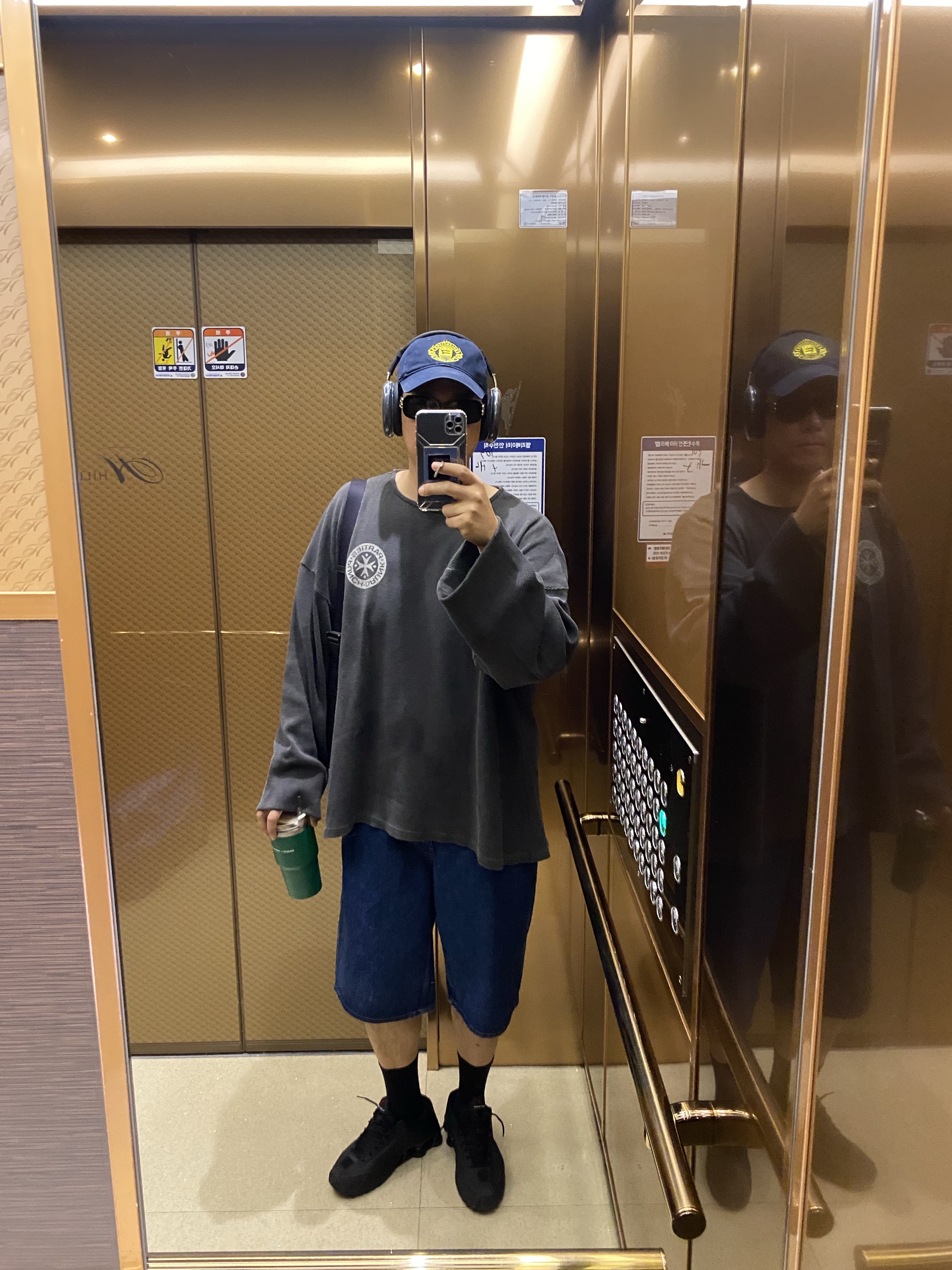 Apple AirPods Max USB C Midnight (Korean Ver.), Balenciaga Quest Cap Navy 착용 스타일