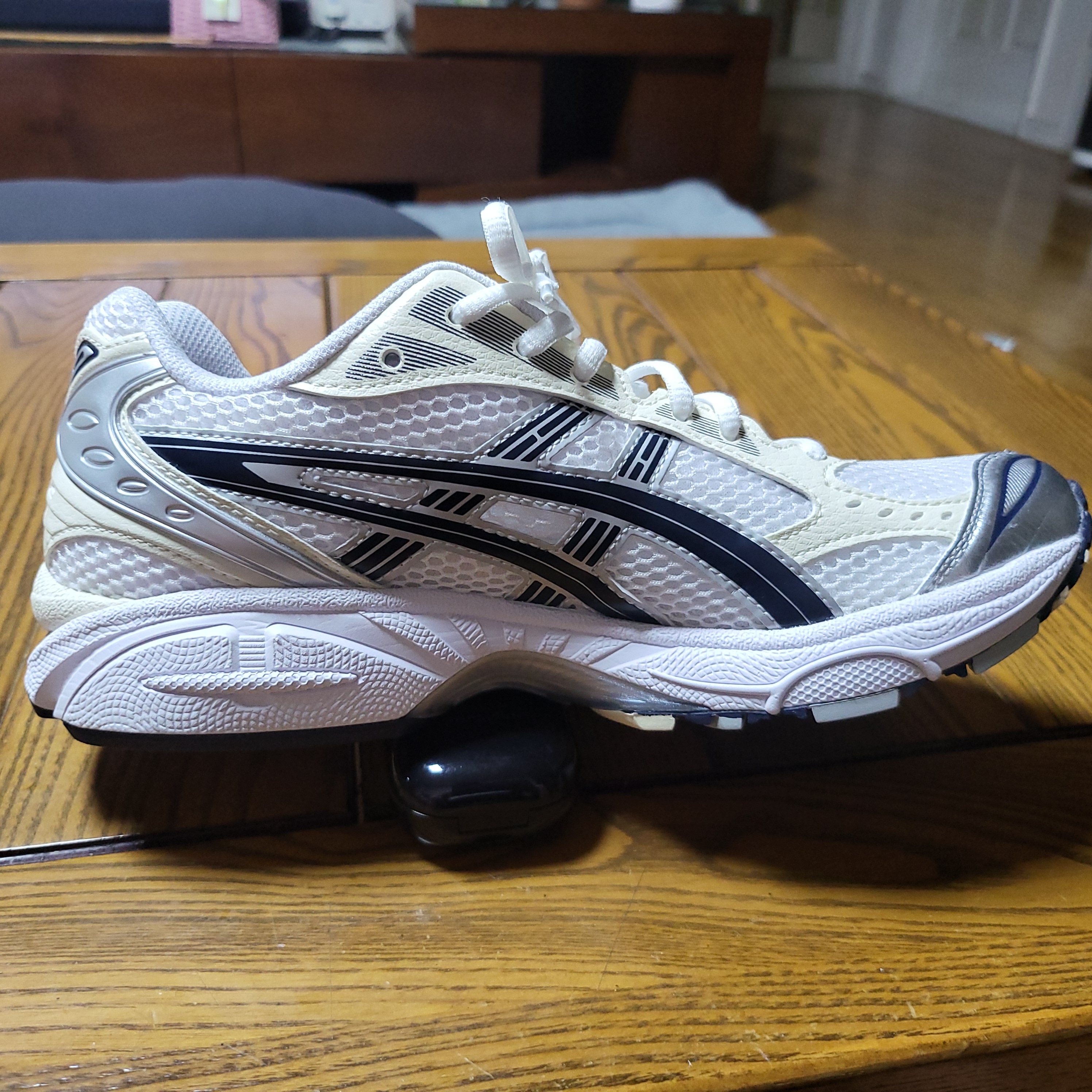 (W) Asics Gel-Kayano 14 White Midnight 착용 스타일