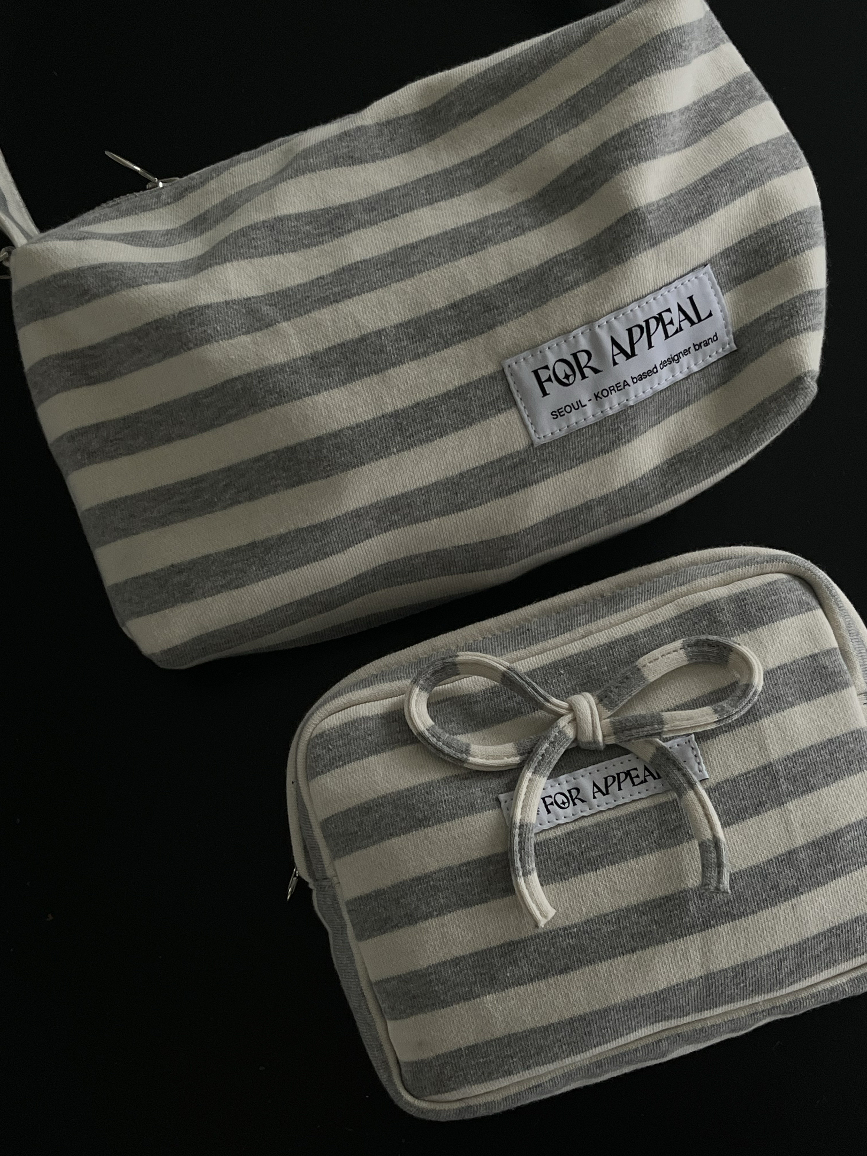 For Appeal Chill Shoulder Bag Stripe Gray, For Appeal Ribbon Pouch Stripe Gray 착용 스타일